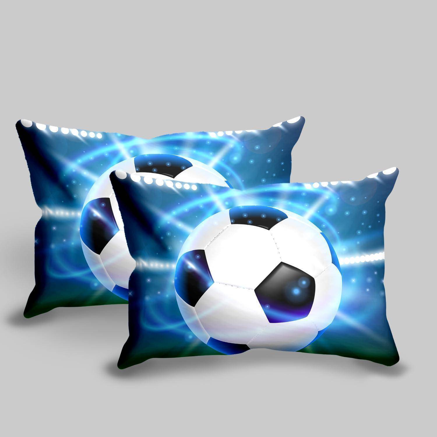 Zwei mit Fußballmotiven versehene Wurikissen mit blauen Lichtstreifendesigns auf grauem Hintergrund.