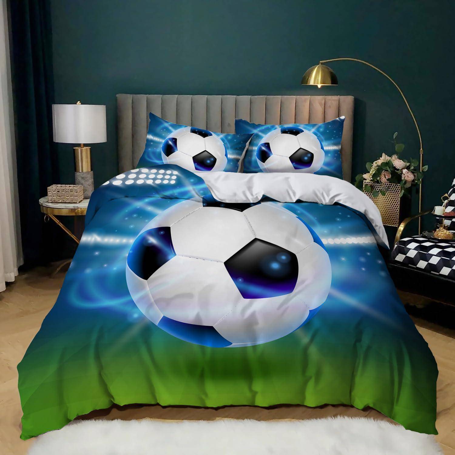 Fußball-Design-Bettwäsche mit einem großen Fußball-Druck auf einer blaugrünen Steppdecke und passenden Kissenbezügen auf einem Bett in einem Schlafzimmer.