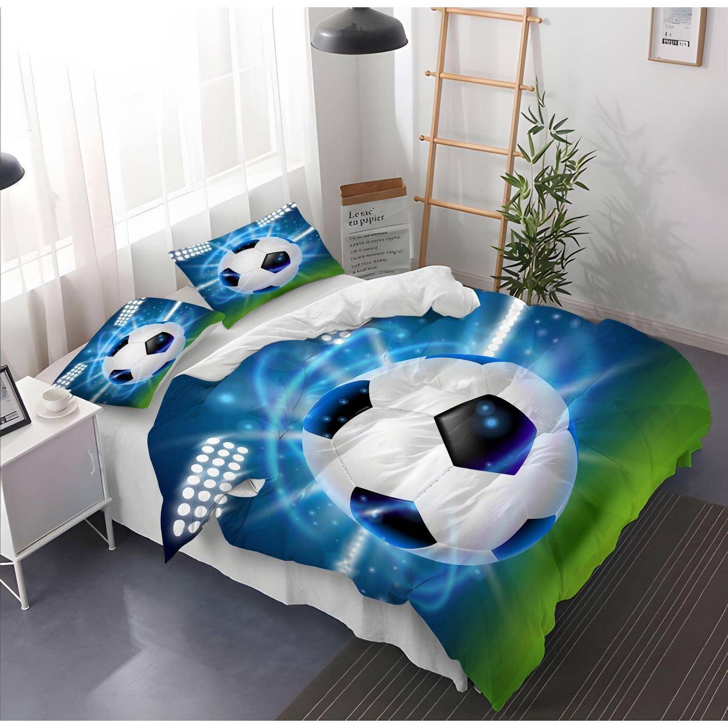 Ein Bett mit Fußball-Thema-Bettwäsche, bestehend aus einem Bettbezug und passenden Kissenbezügen in Blau, Grün und Schwarz in einem hellen Schlafzimmer.
