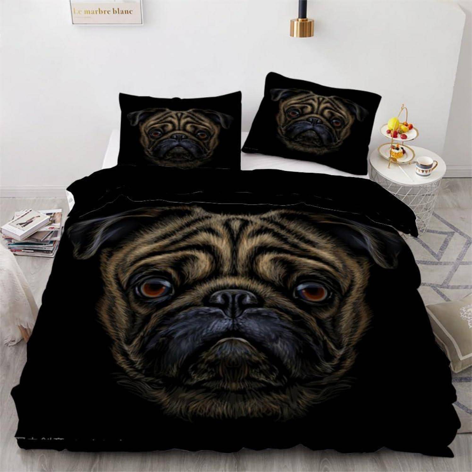 Schwarzes Bettwäscheset mit einem großen Mopsgesichtsdruck auf der Bettdecke und passenden Kissenbezügen in einem hellen Schlafzimmer.