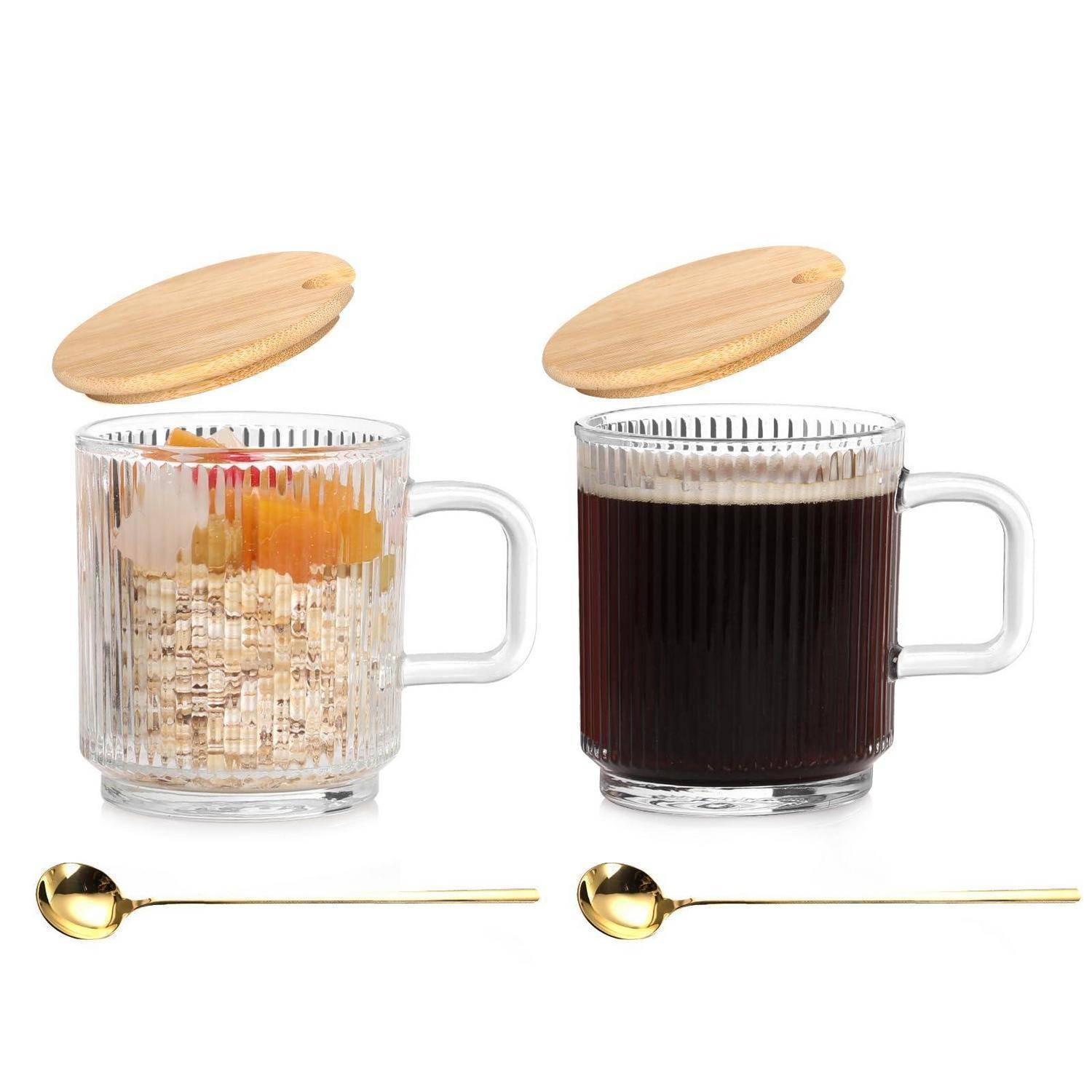 Zwei gerippte Glastassen mit Holzdeckeln und goldenen Löffeln, eine mit Eis und Obst gefüllt, die andere mit dunklem Kaffee gefüllt.
