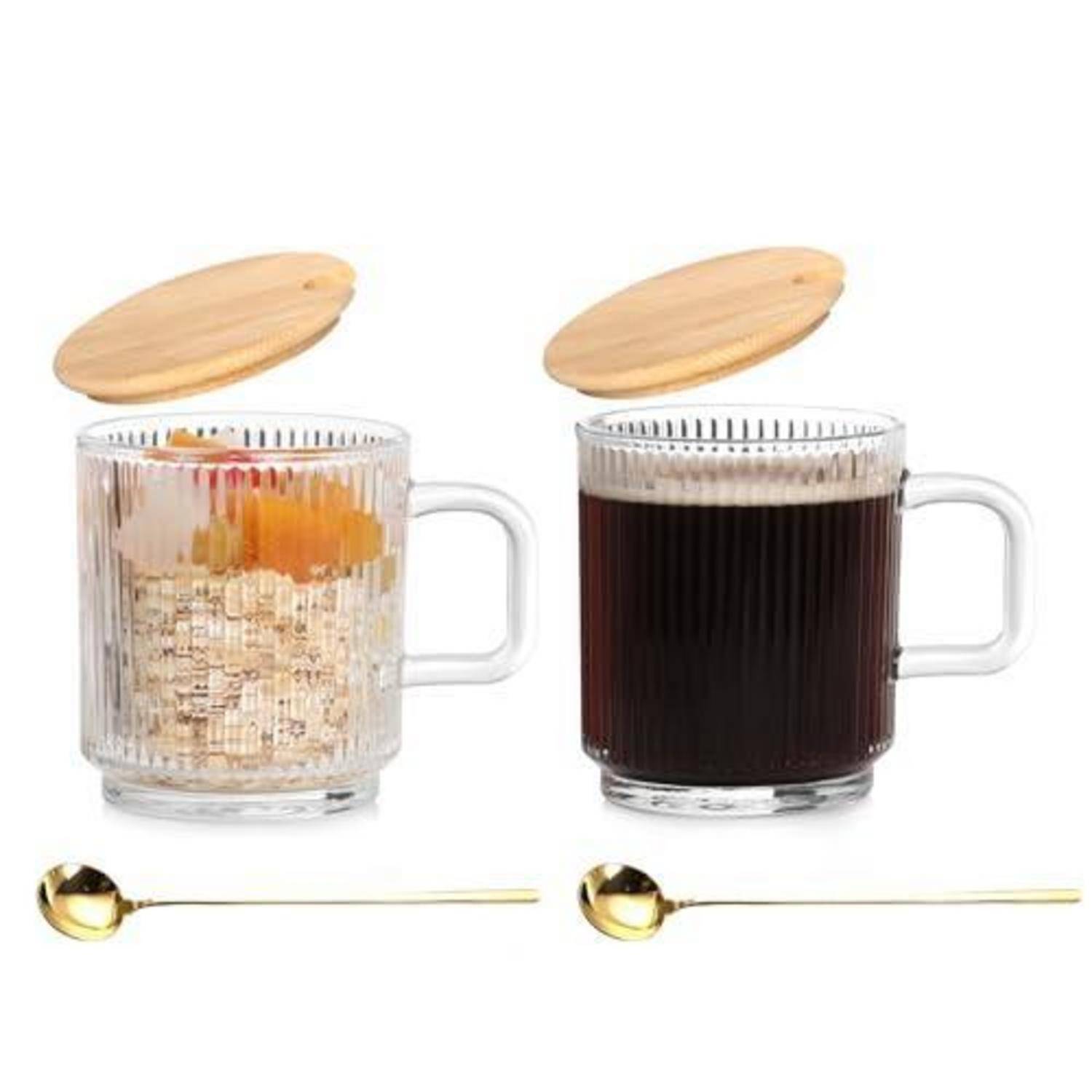 Zwei Glastassen mit Holzdeckeln und Goldlöffeln zeigen heiße Getränke: eine klare Tasse mit Früchten und ein dunkles, kaffeeähnliches Getränk.