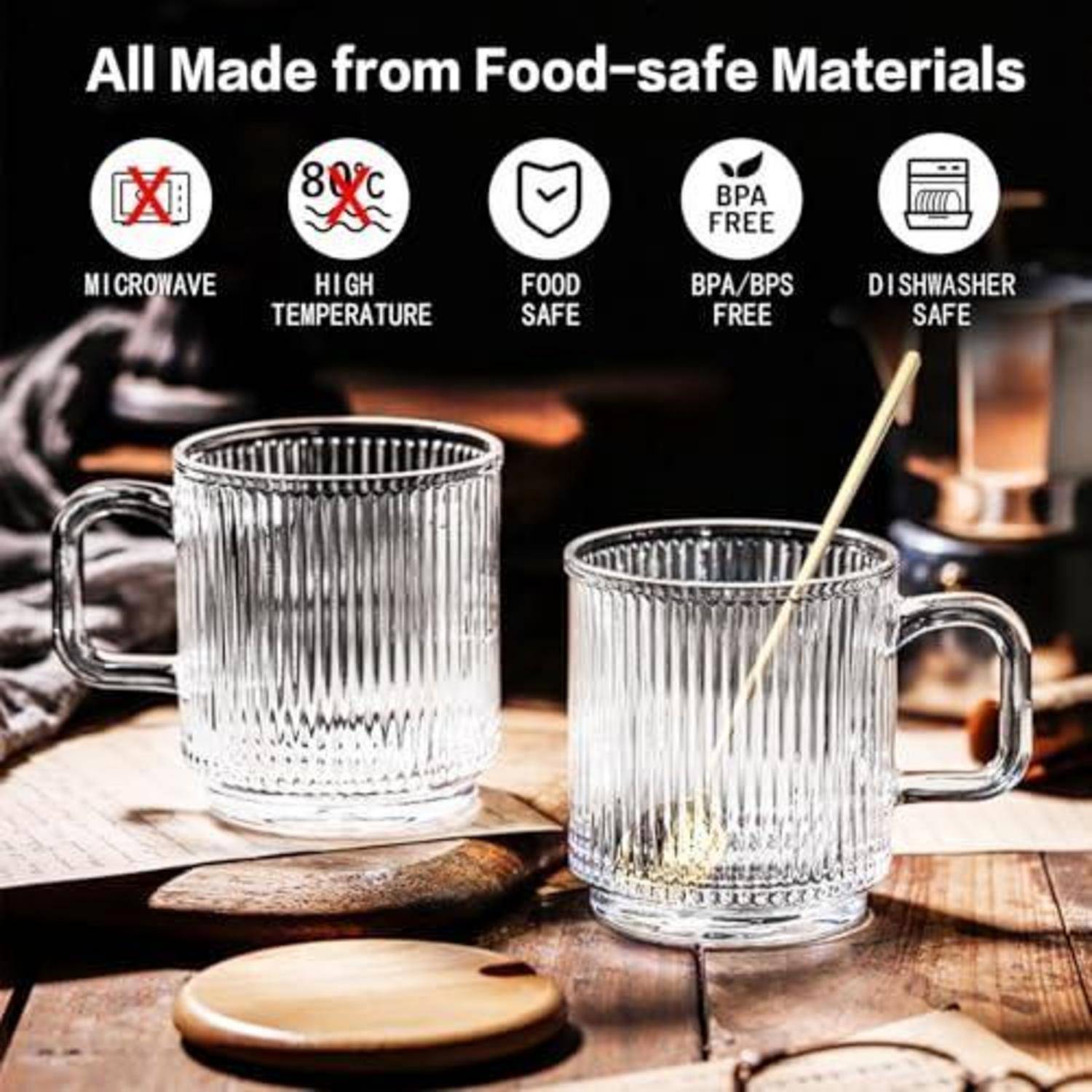 Produktbild von zwei gerippten Glastassen mit Henkel, gekennzeichnet als lebensmittelsicher, frei von BPA/BPS, mikrowellen- und spülmaschinenfest und hitzebeständig bis 80°C.