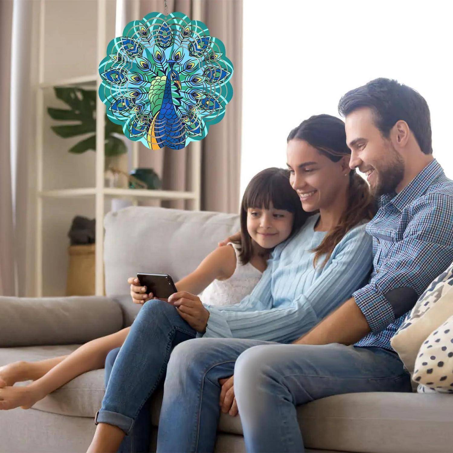 Lächelnde dreiköpfige Familie sitzt auf einem Sofa, wobei ein Kind ein Telefon hält, während eine Pfauenillustration über ihnen erscheint.