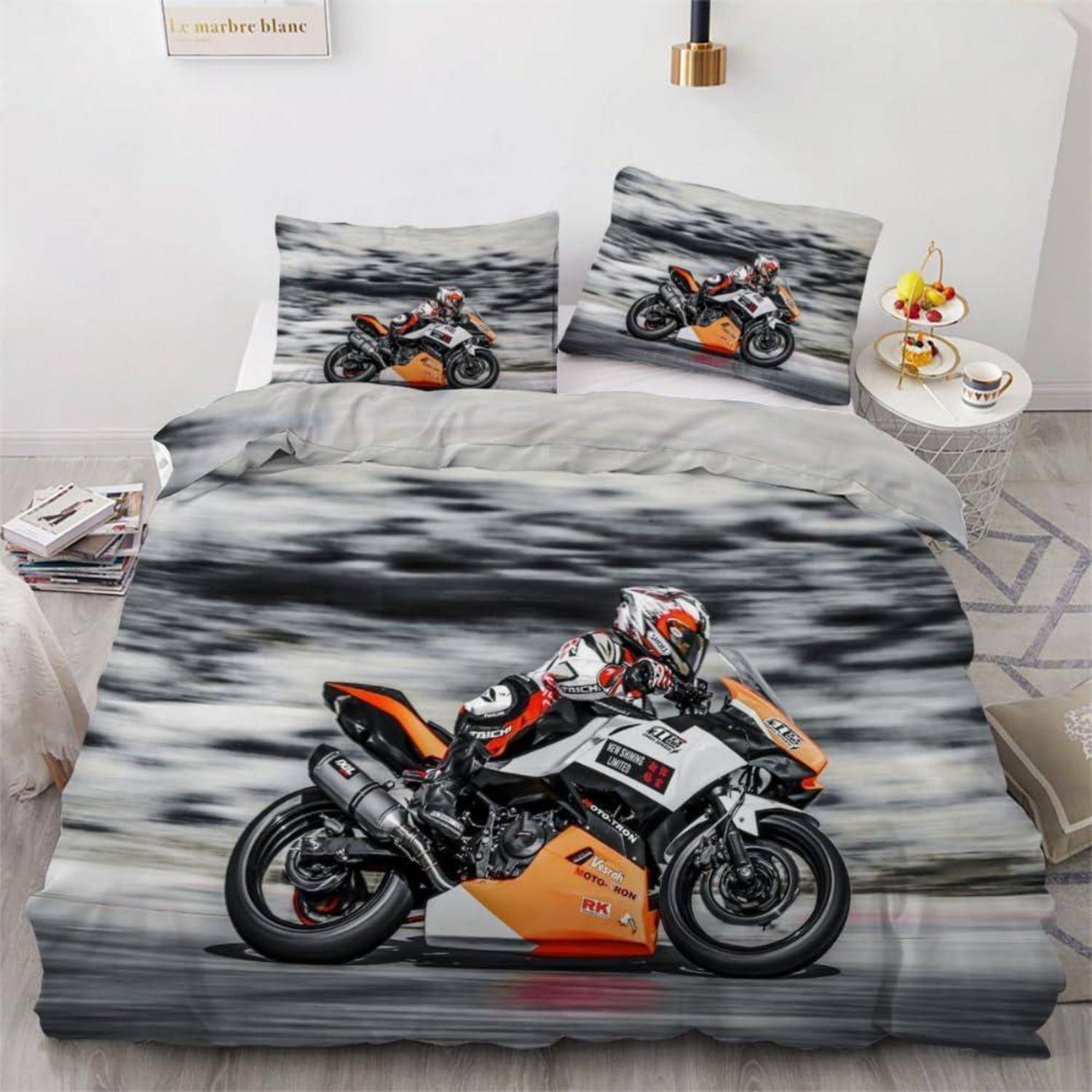 Ein Motorrad-Themenbett-Set mit Rennfahrer und orangefarbenem-schwarzem Sportmotorrad bedruckt auf Bettdecke und Kissen in einem modernen Schlafzimmer.