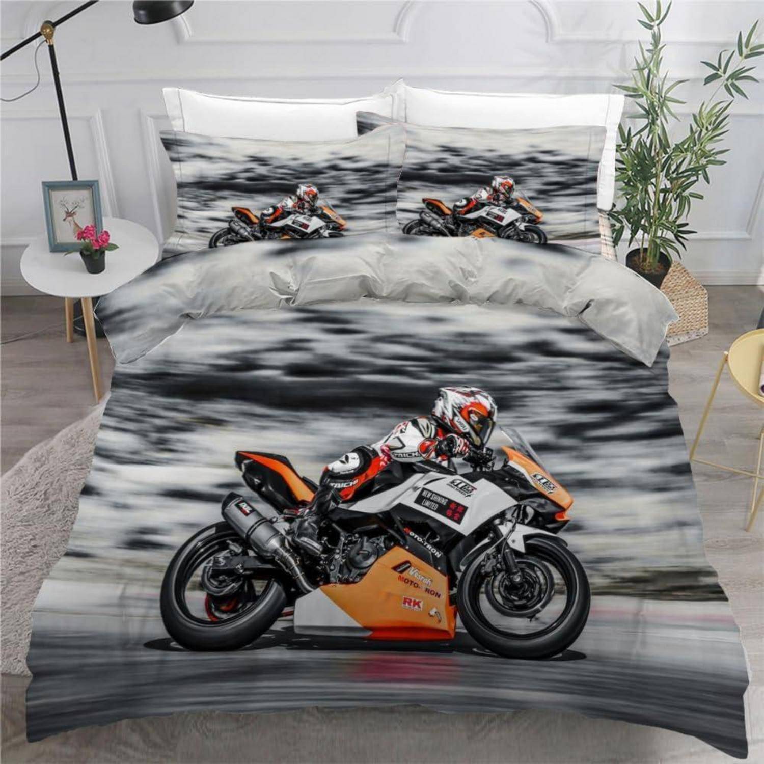 Motorrad-Design Bettwäsche-Set mit einem Rennmotorrad auf dem Bettdeckenbezug und passenden Kissen in einem modernen Schlafzimmer.