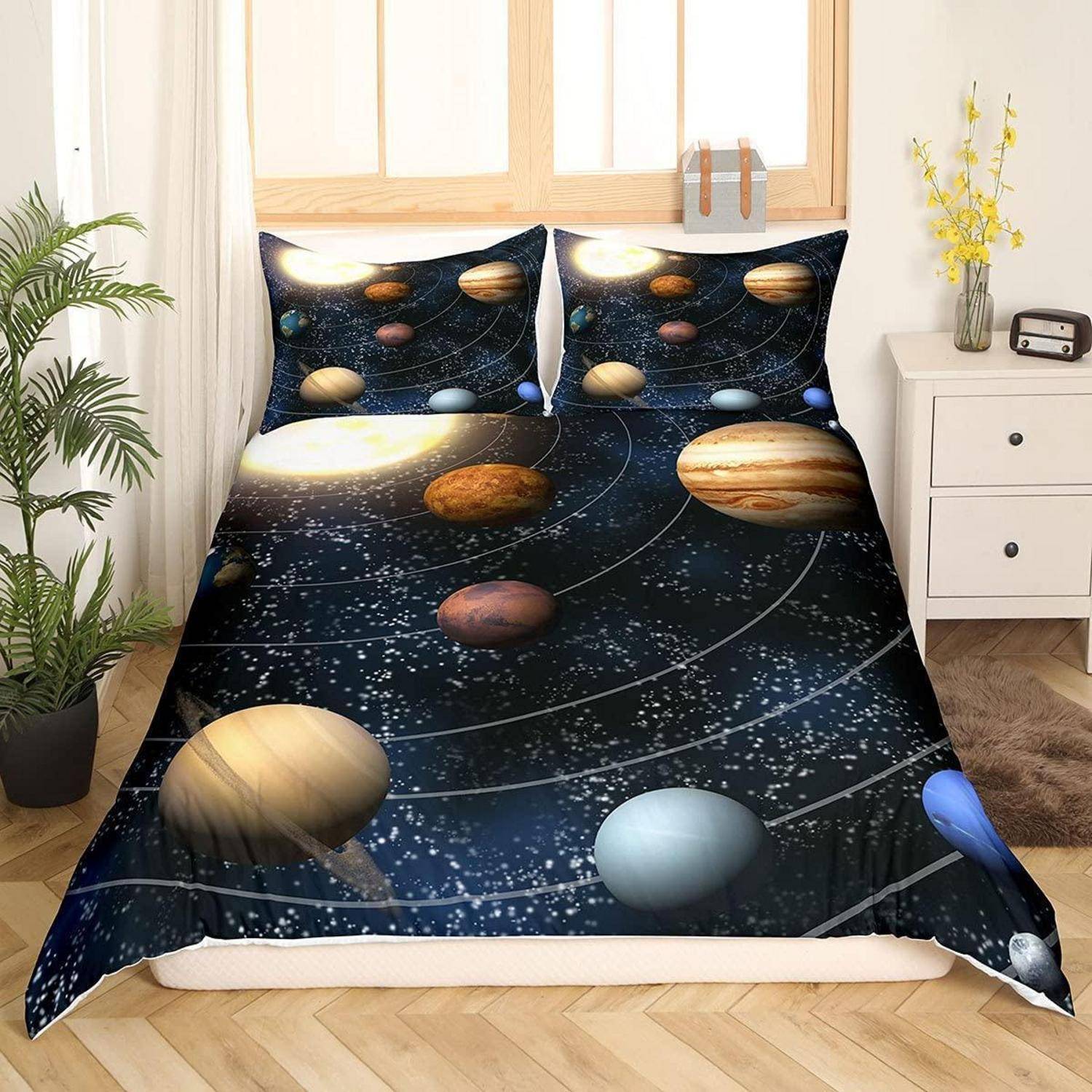 Bett mit sonnensystem-thematischer Bettwäsche mit Planeten und Umlaufbahnen in einem Schlafzimmer