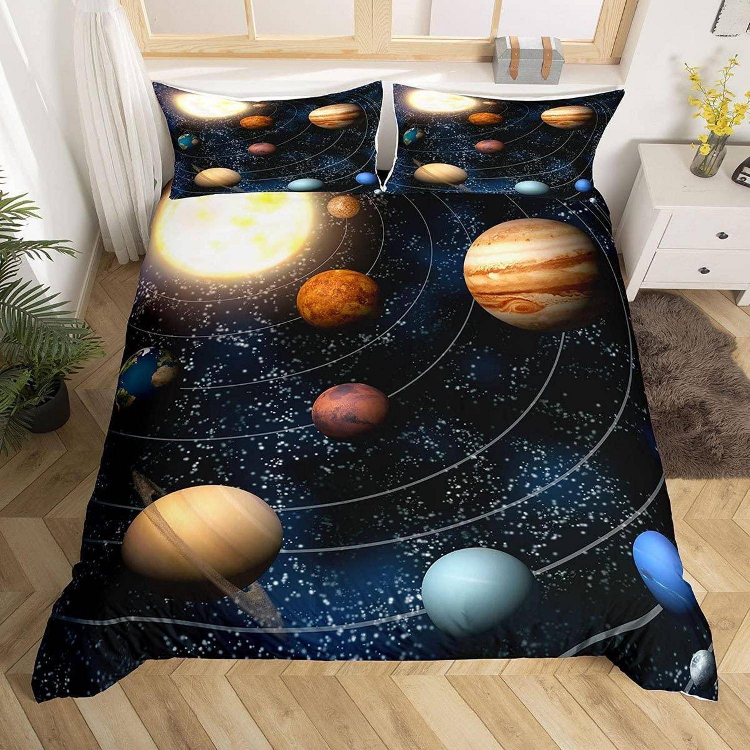 Bett mit Bettwäsche im Sonnensystem-Design, das die Sonne und Planeten auf dunklem Sternenhimmel zeigt, in einem hellen Schlafzimmer.