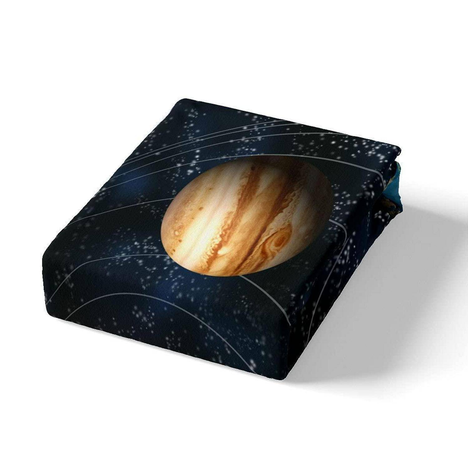 Quadratisches Kissen mit einer Jupiter-Planetengrafik und sternenklarem Weltraum-Design auf dunklem Hintergrund.