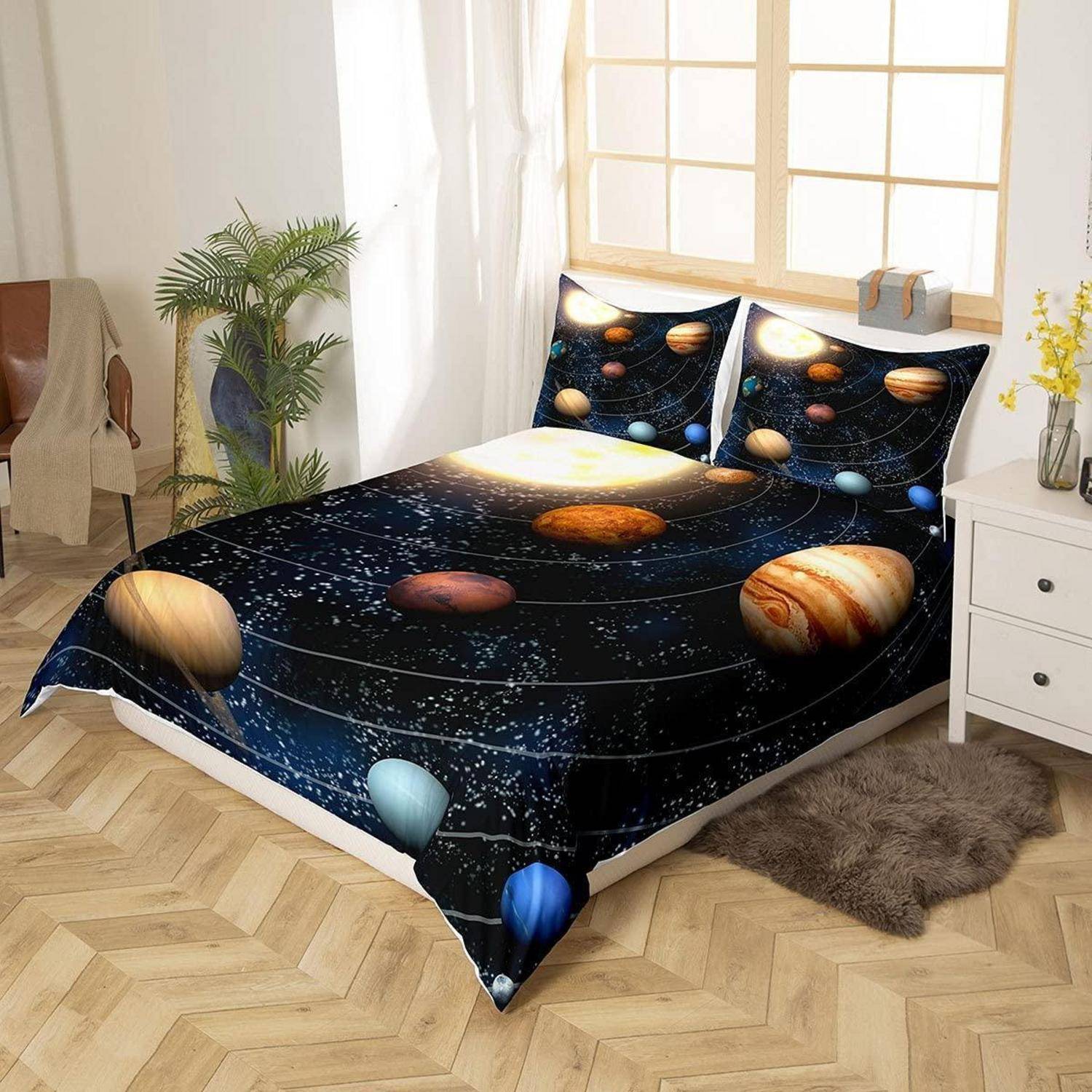 Bett mit einer Bettdecke im Sonnensystem-Design und passenden Kissen in einem hellen Schlafzimmer.