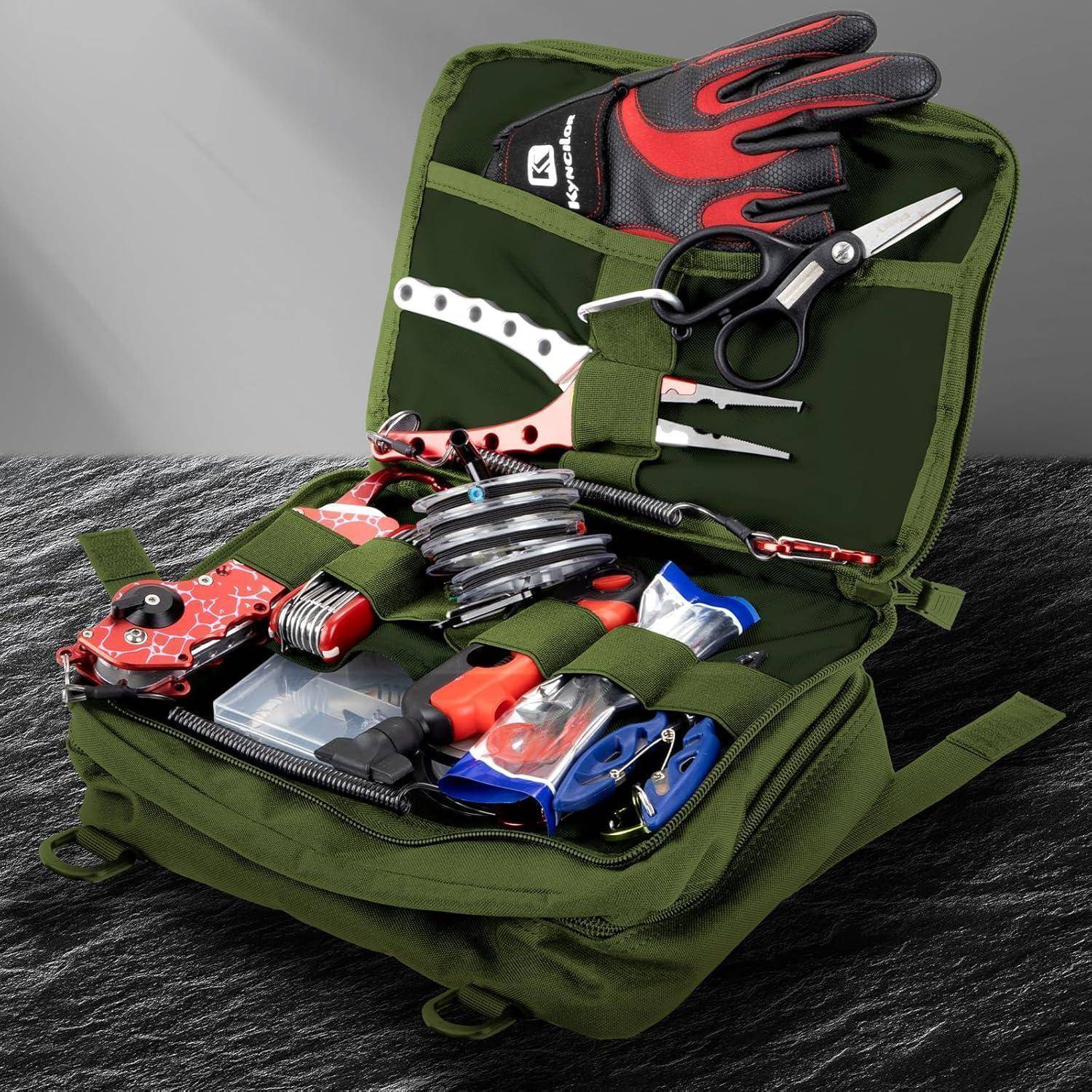 Offene grüne Werkzeugtasche mit Handschuhen, Schere, Zange, Messern, Klebeband und verschiedenen Handwerkzeugen angeordnet im Inneren.