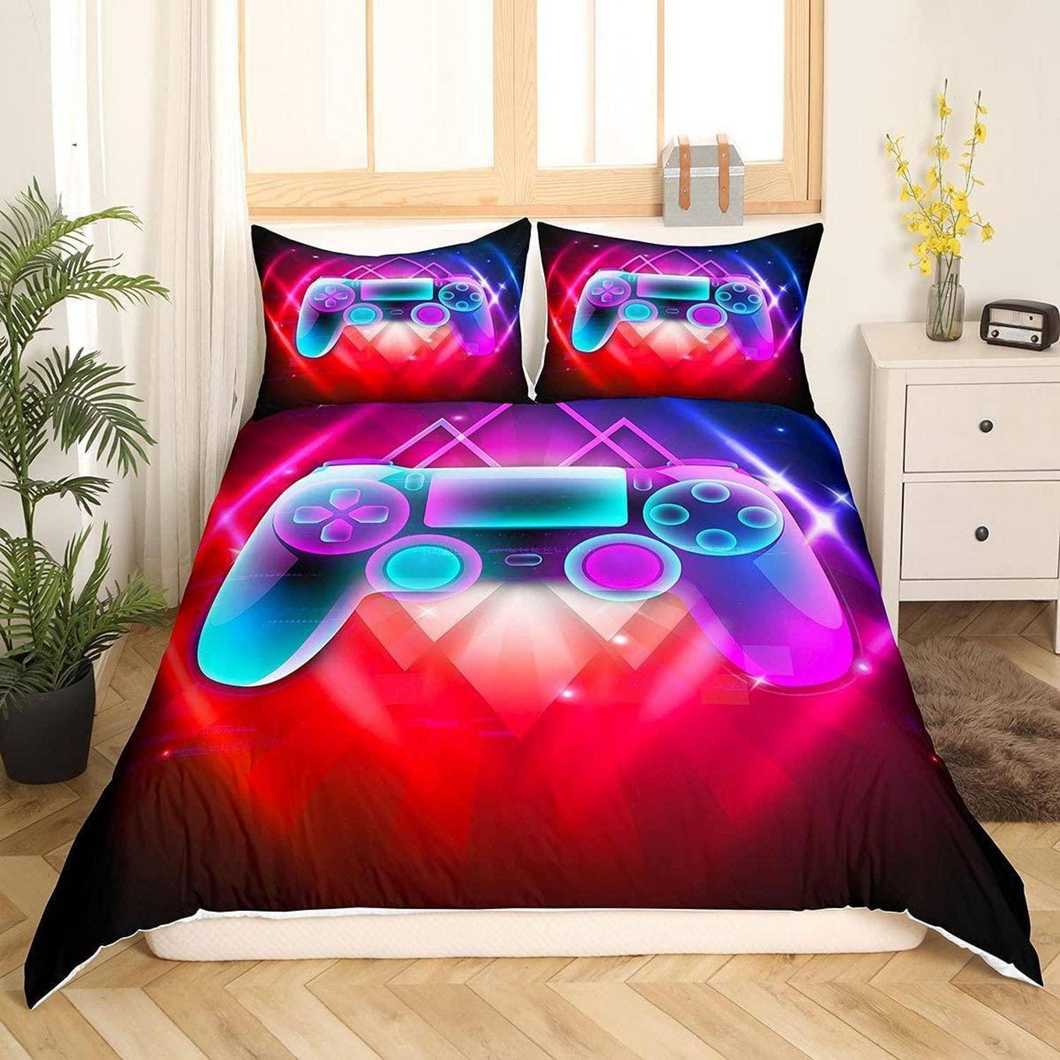 Neon-Spielcontroller-Druck auf einem Bettwäscheset mit passendem Bettdeckenbezug und Kissenbezügen in einem Schlafzimmer.