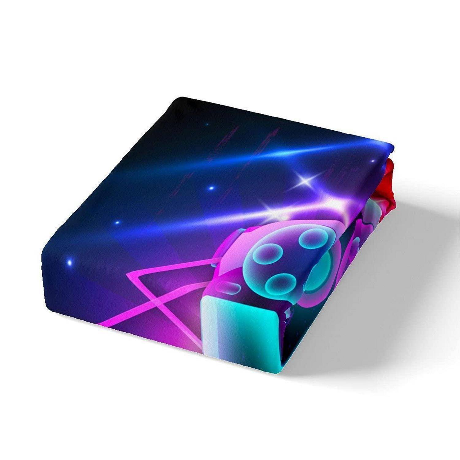 Ein gefalteter Stoffbeutel oder eine Tasche mit einem neonvioletten und blauen abstrakten Weltraumdesign auf weißem Hintergrund.