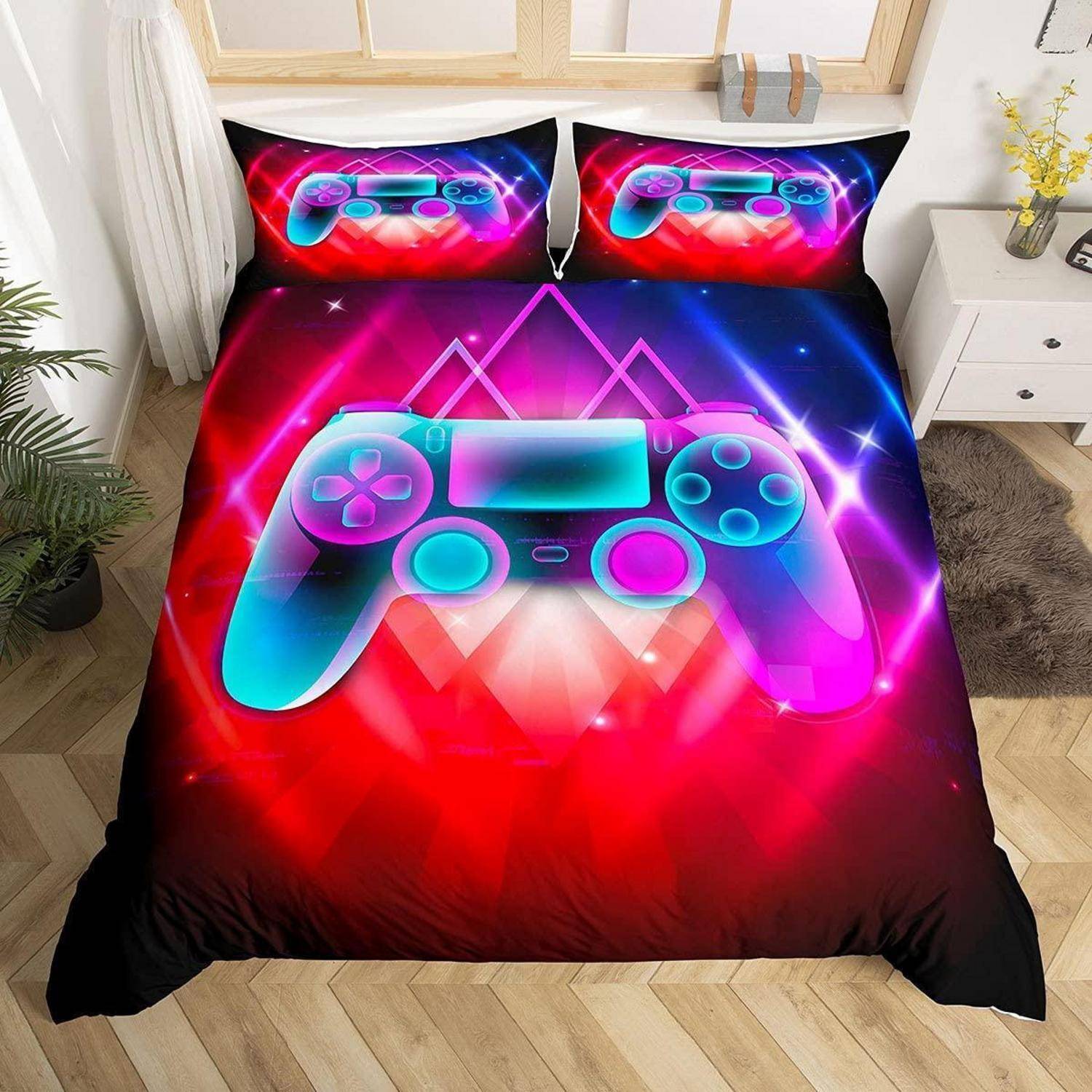 Bett mit neon-gaming-themageprägtem Bettzeug mit großem, farbenfrohem Spielcontroller-Druck auf dem Bettdecke und passenden Kissenbezügen.