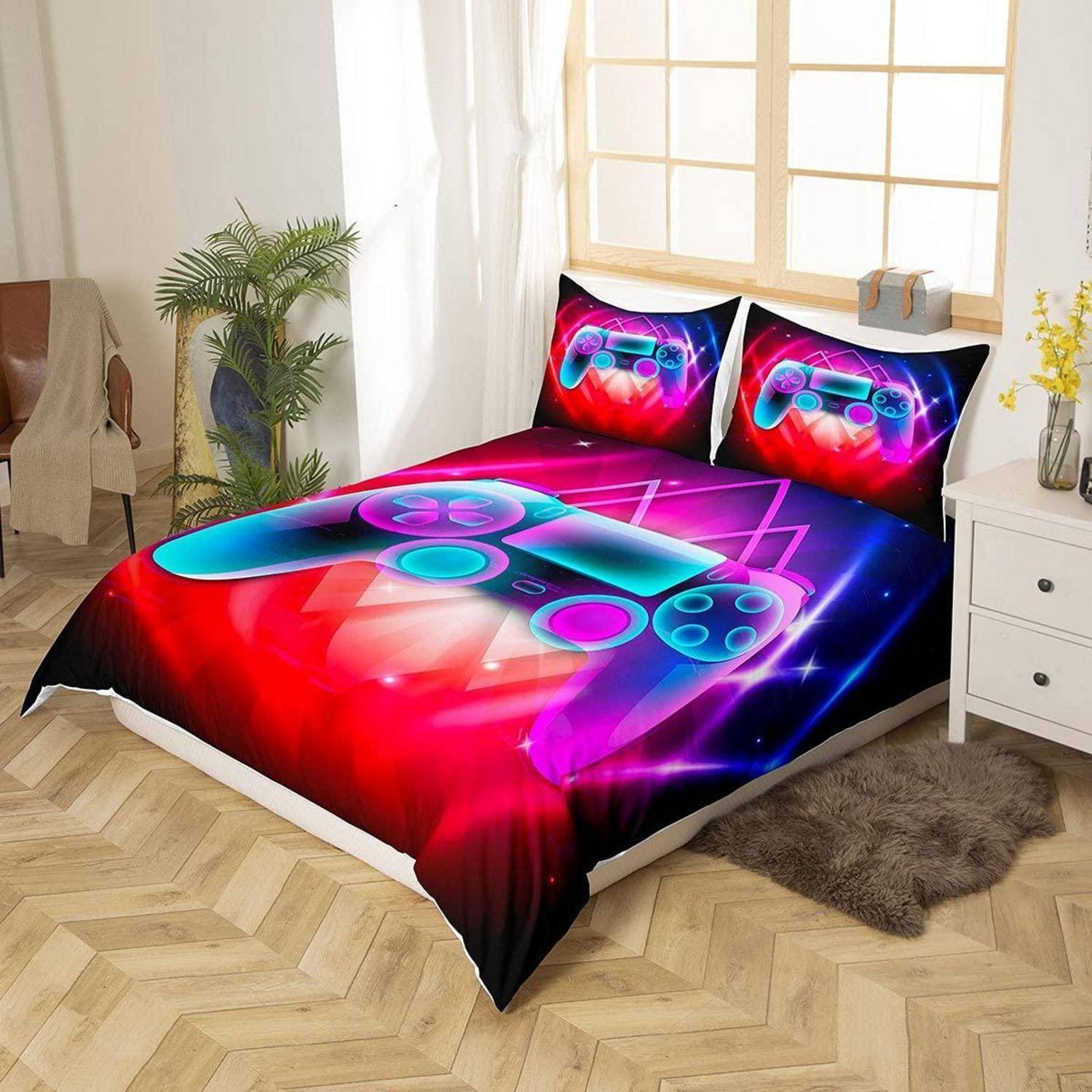 Bett mit Neon-Spielcontroller-Bettwäsche in einem hellen Schlafzimmer, einschließlich passender Kissenbezüge und Bettdecke mit lebendigen roten, blauen und violetten Grafiken.