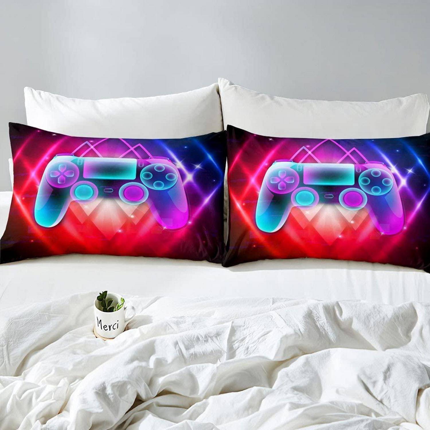 Weißes Bett mit zwei neonrosa Spielcontroller-Dekorationskissen und einem kleinen „Merci