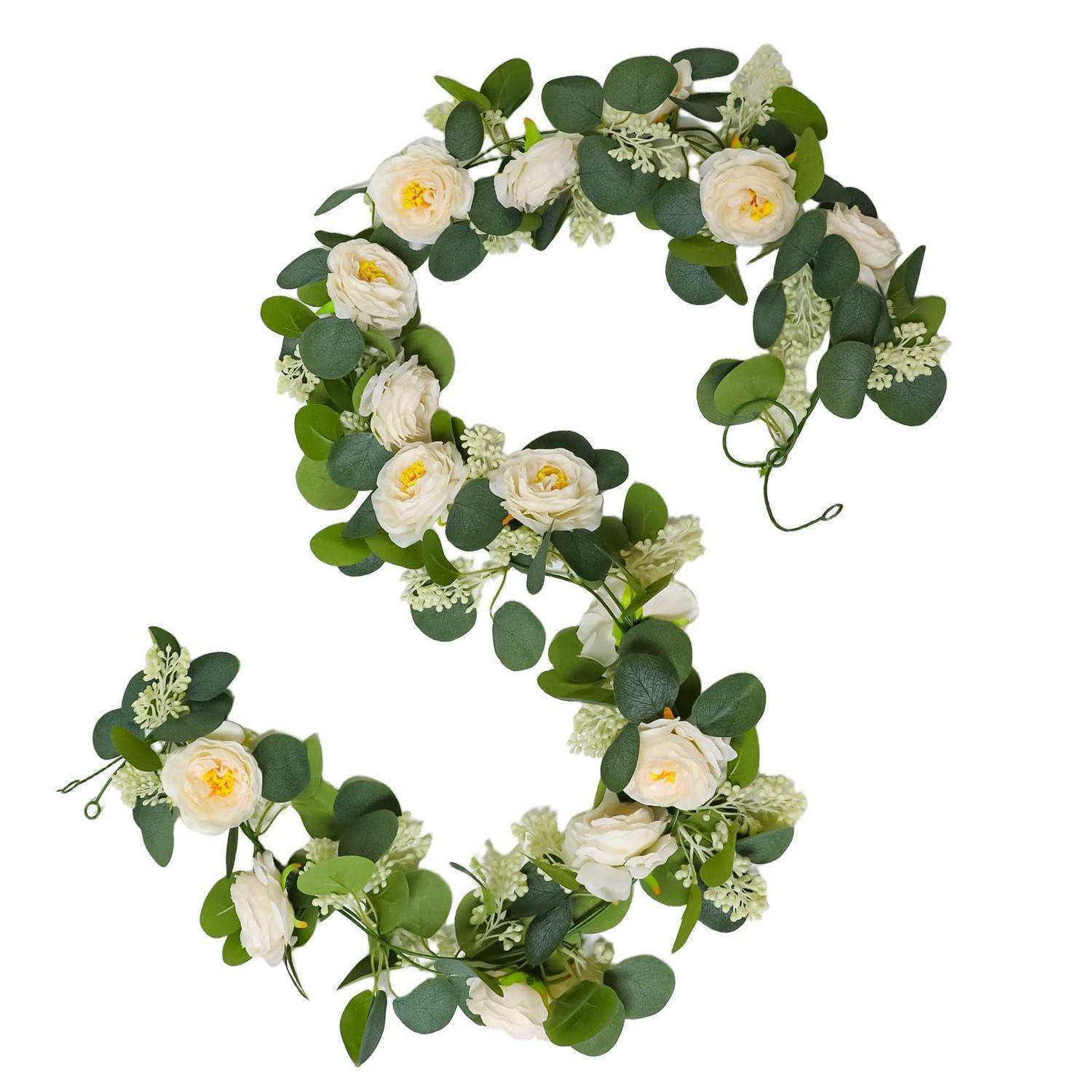 Blumenkranz in Form der Ziffer 9, aus weißen Rosen und grünen Blättern auf weißem Hintergrund.