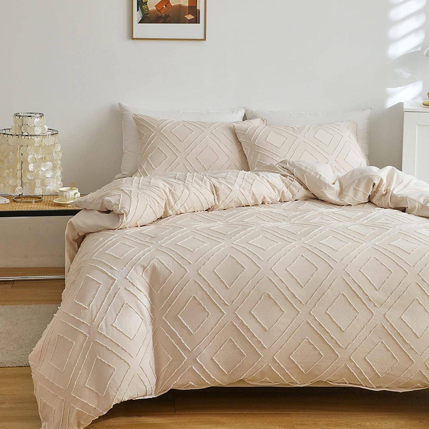 Ein ordentlich gemachtes Bett mit beigefarbener geometrisch gemusterter Bettwäsche und Kissen in einem hellen, minimalistischen Schlafzimmer.