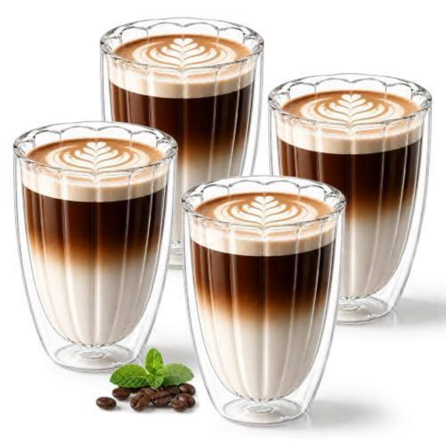Vier geschichtete Kaffeegetränke in klaren doppelwandigen Gläsern mit Latte Art, angeordnet mit Kaffeebohnen und Minze auf weißem Hintergrund.