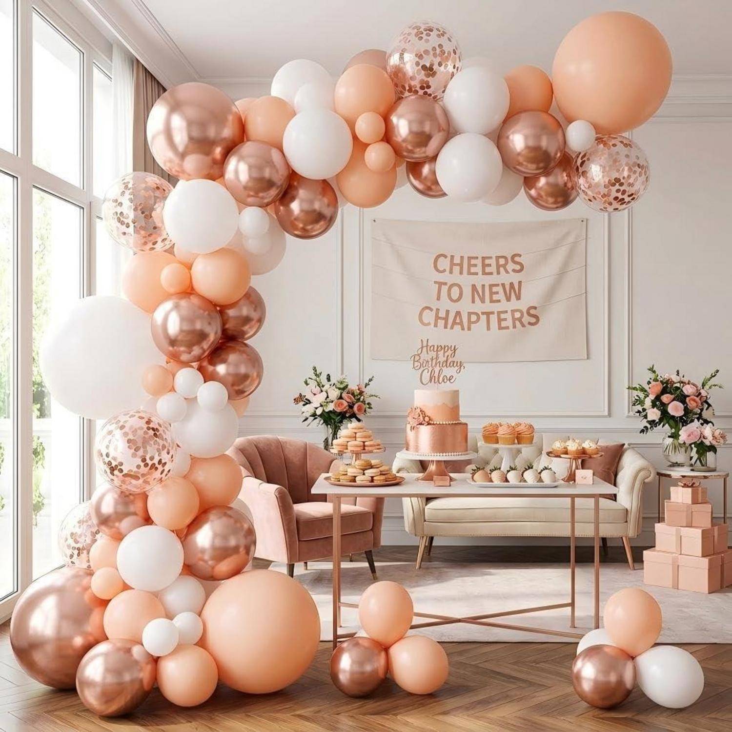Geburtstagsfeier-Setup mit roségoldenem und weißem Ballonbogen, Kuchen-Tisch und Bannern mit den Aufschriften „CHEERS TO NEW CHAPTERS" und „Happy Birthday Chloe"