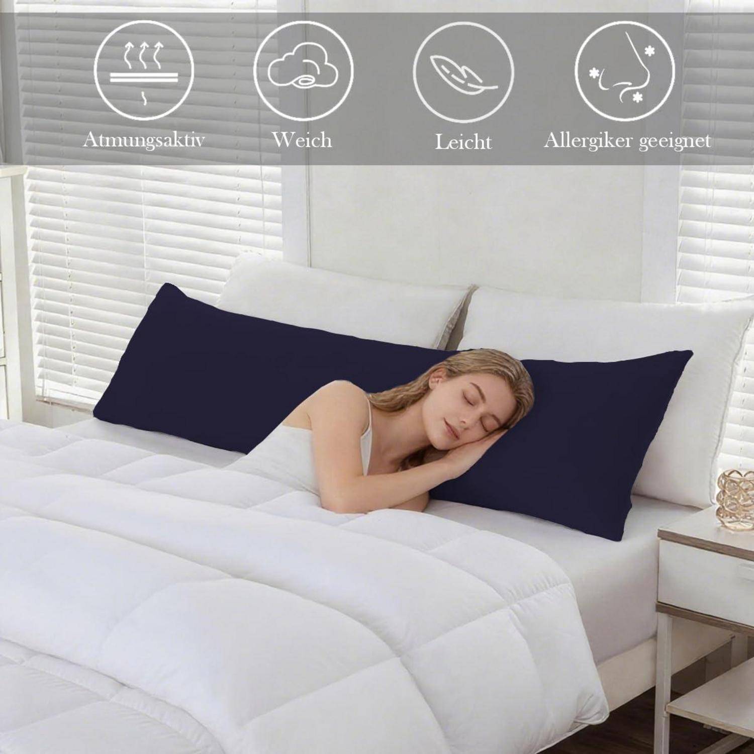 Frau schläft auf einem Bett mit weißer Bettwäsche und dunklen Kissen; Symbole oben heben das Produkt als atmungsaktiv, weich, leicht und allergikerfreundlich hervor.