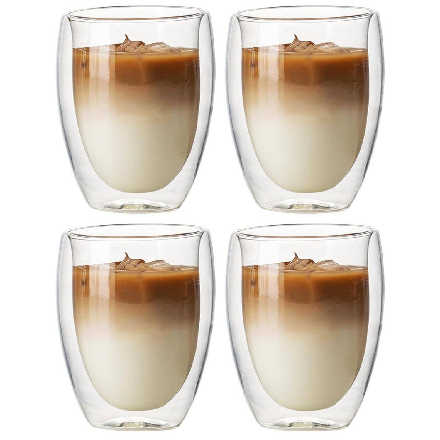 Vier klare doppelwandige Gläser gefüllt mit schichtigem Eiskaffee oder Latte, in einem 2x2-Raster auf weißem Hintergrund angeordnet.
