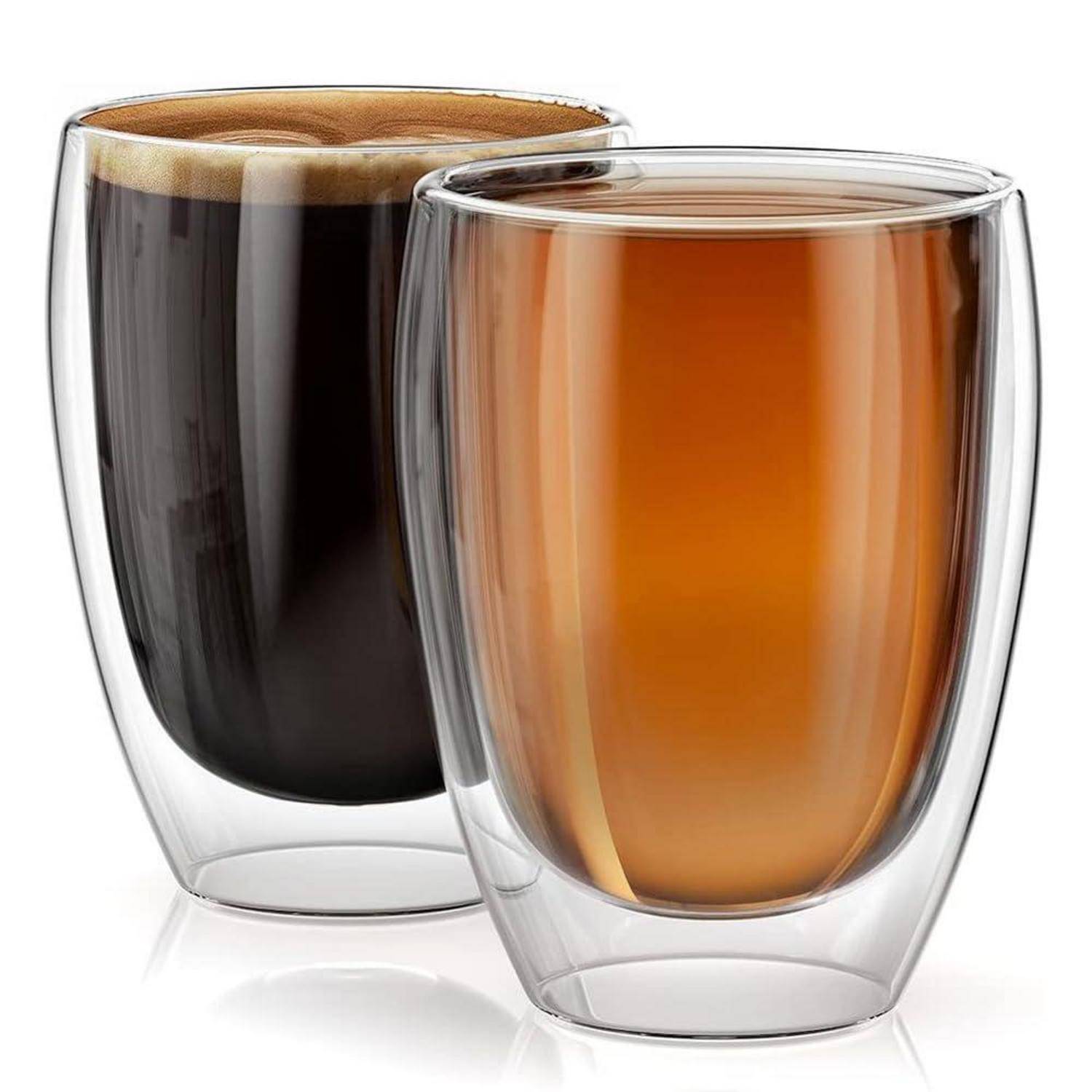 Zwei klare doppelwandige Gläser, eines gefüllt mit schwarzem Kaffee und das andere mit bernsteinfarbenem Tee, auf weißem Hintergrund.