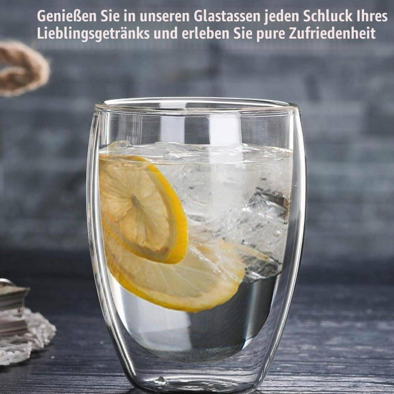 Doppelwandiges Glas mit Eiswasser und Zitronenscheiben; deutscher Text sagt: „Genießen Sie jeden Schluck Ihres Lieblingsgetränks in unseren Gläsern und erleben Sie pure Zufriedenheit."