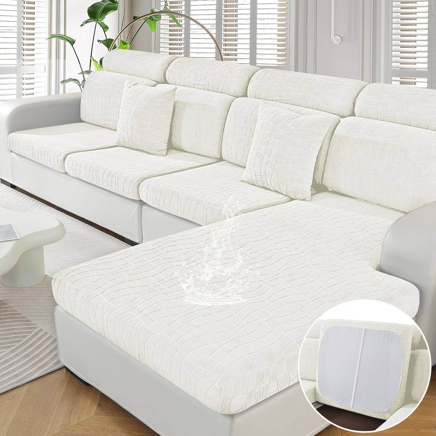 Weiße gesteppte Schonbezug für Ecksofa mit Chaiselongue, gezeigt in einem hellen Wohnzimmer mit Nahaufnahme-Einsatz der angepassten Eckendetail.