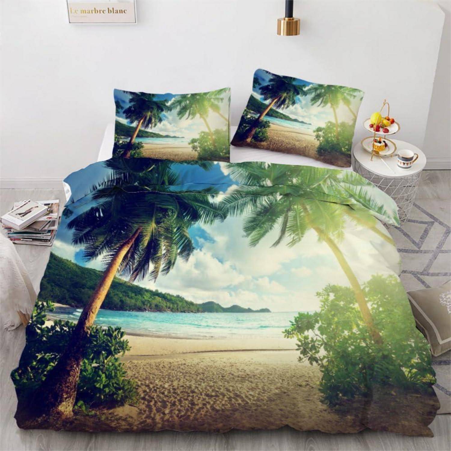 Bett mit tropischem Stranddruck-Bettwäsche und passenden Kissen in einem hellen, minimalistischen Schlafzimmer.