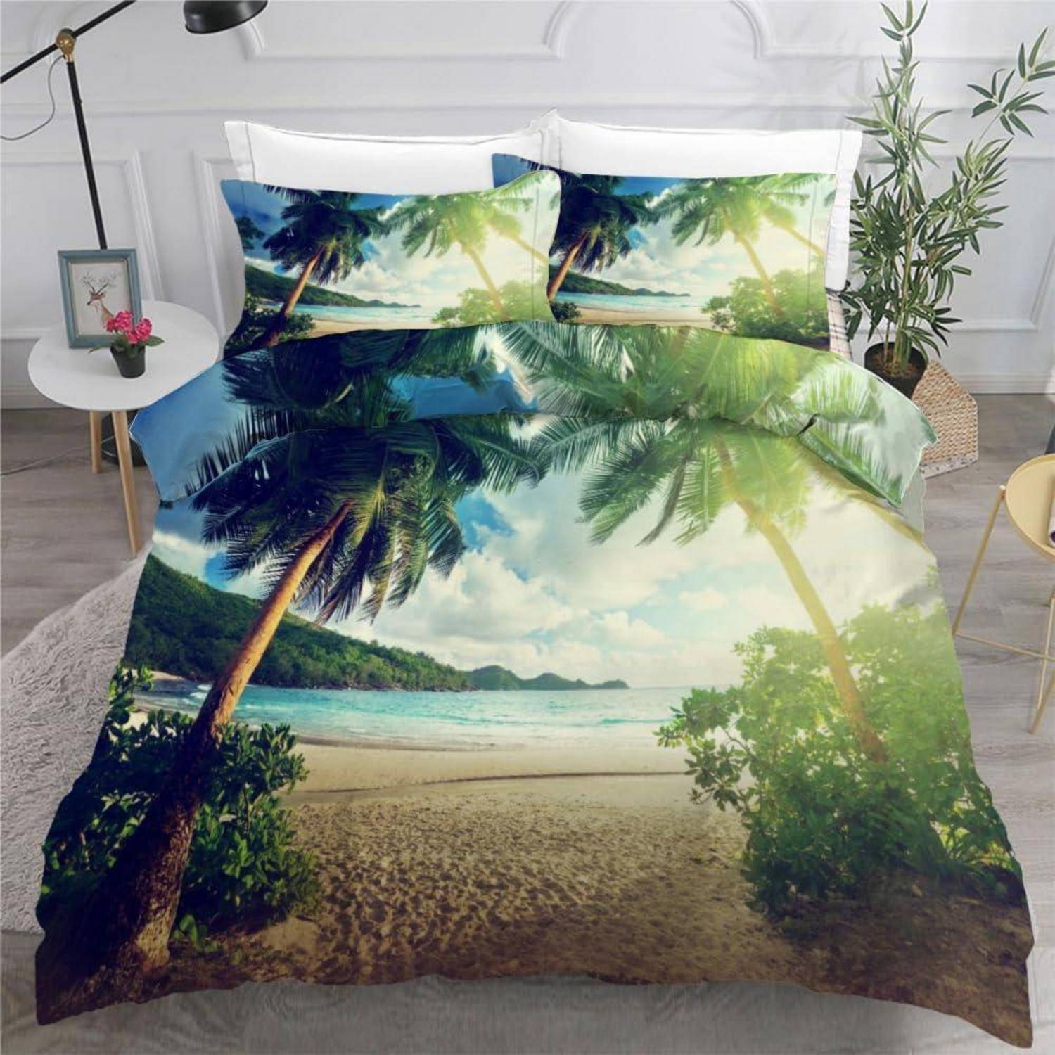 Bett mit tropischem Strandmuster-Bettwäsche, das Palmen, Sand, Meer und hellen Himmel zeigt.