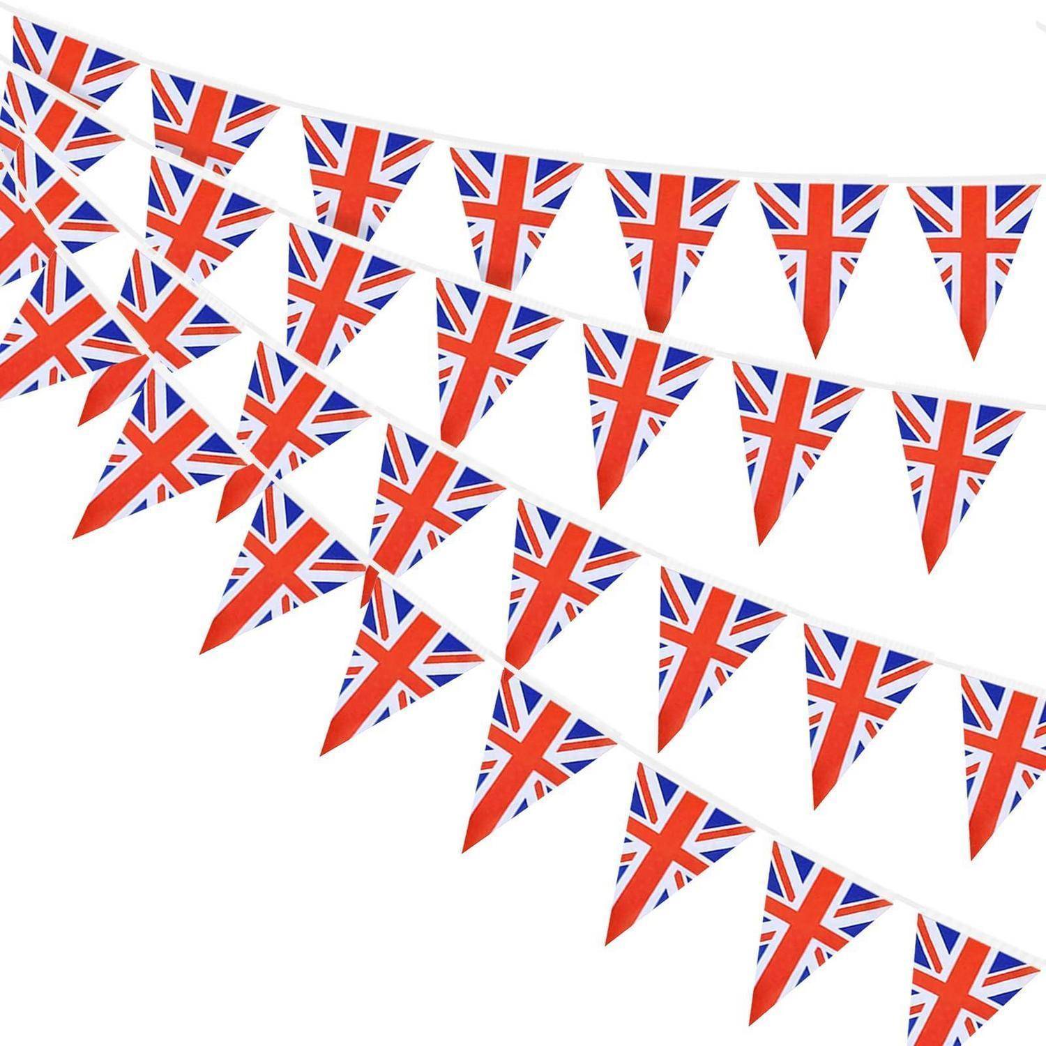 Reihen von dreieckigen Union-Jack-Girlanden, die diagonal auf weißem Hintergrund aufgehängt sind und auf eine britische Feier oder Veranstaltung deuten.
