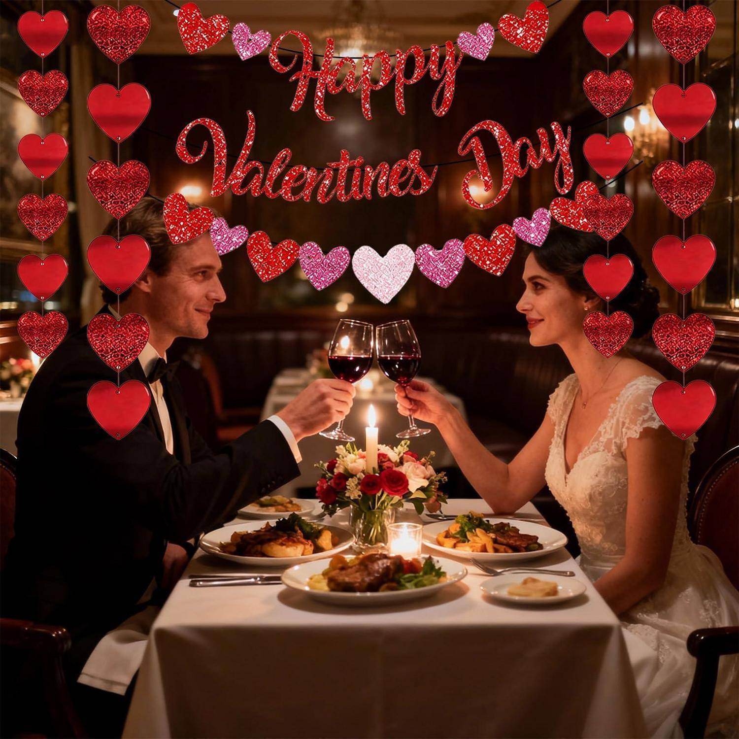Ein Paar stößt mit Wein bei einem Candlelight-Valentinstagsdinner an, mit Herzdekorationen und 