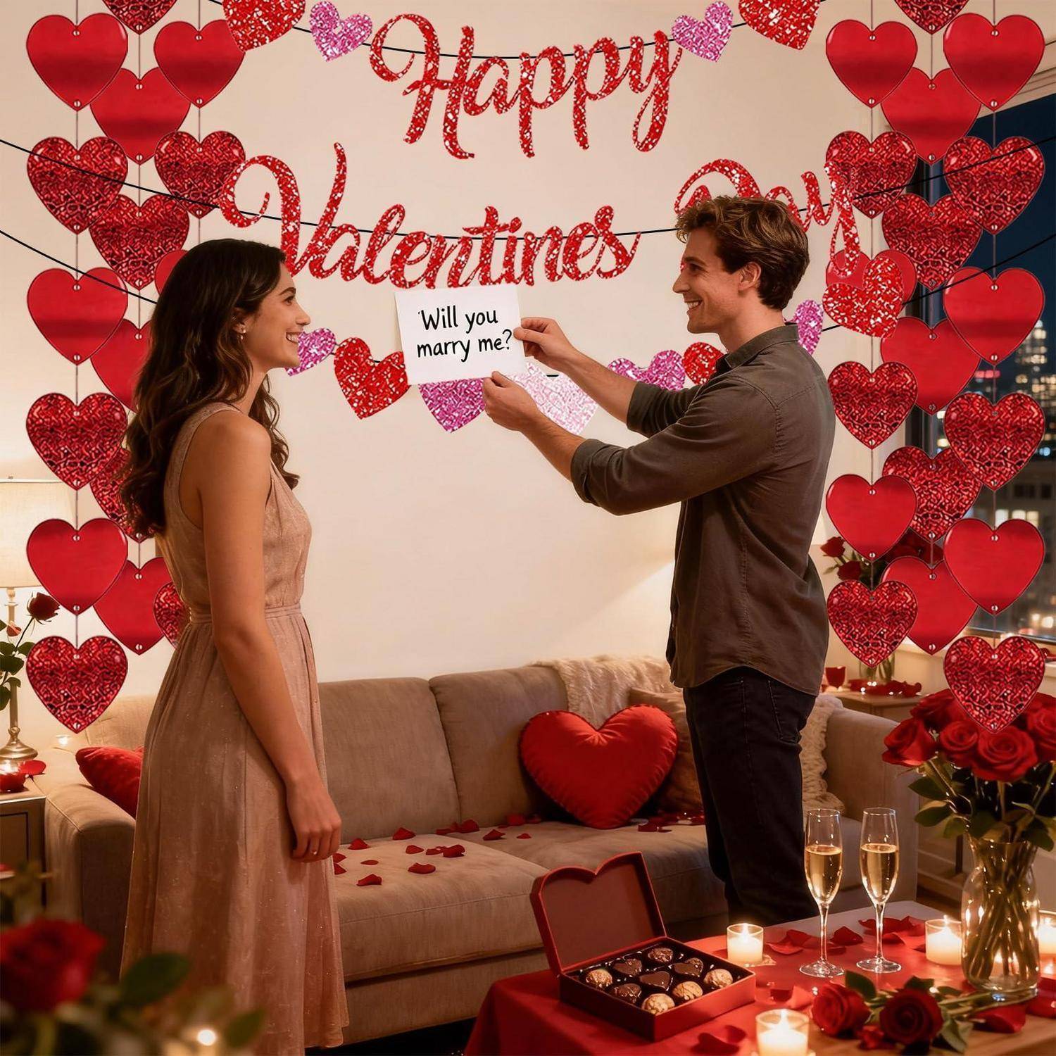 Ein Mann macht einer Frau in einer Valentinstagszene einen Antrag, während er ein Schild mit der Aufschrift „Willst du mich heiraten?