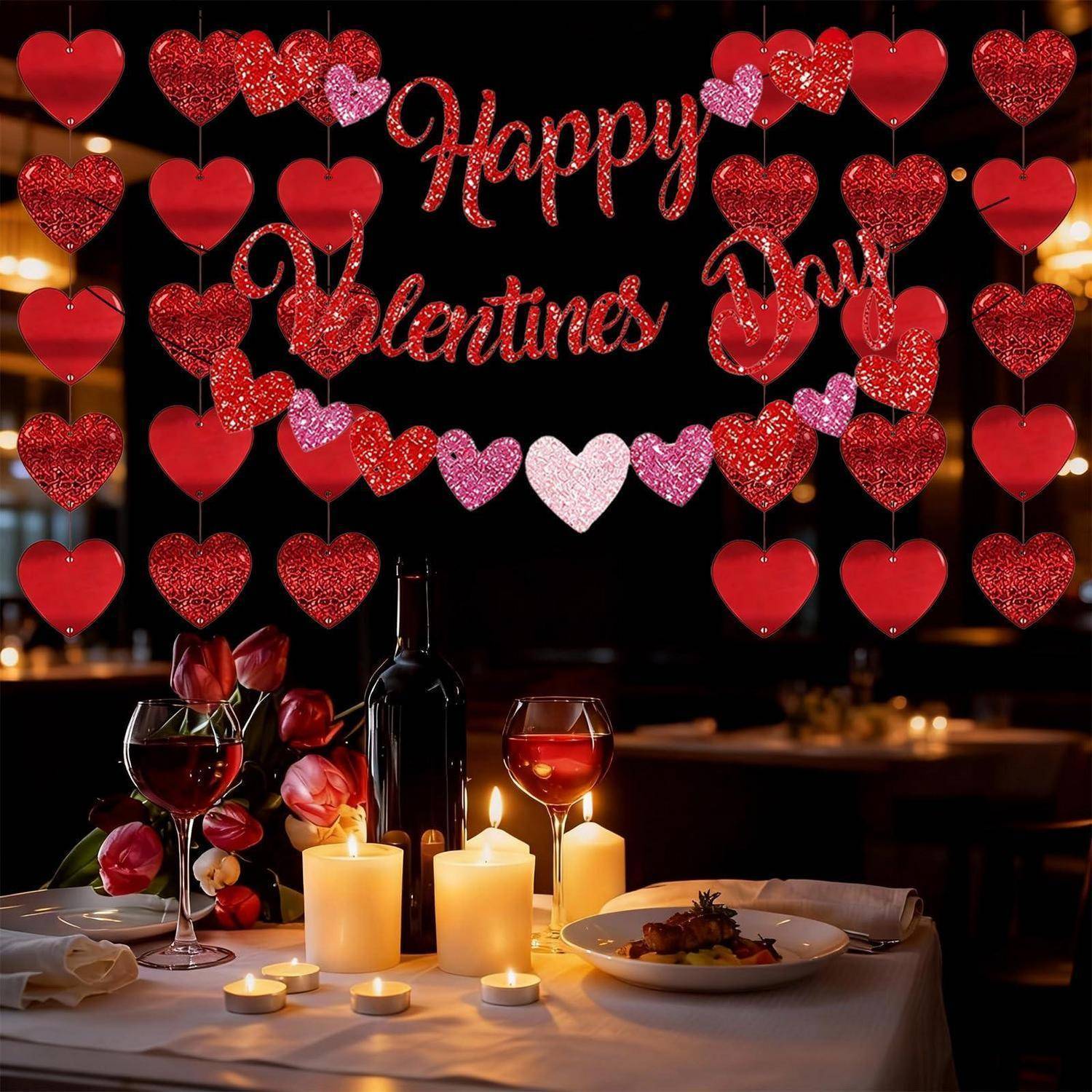 Romantisches Valentinstagsdinnersetup mit Herzdekorationen 
