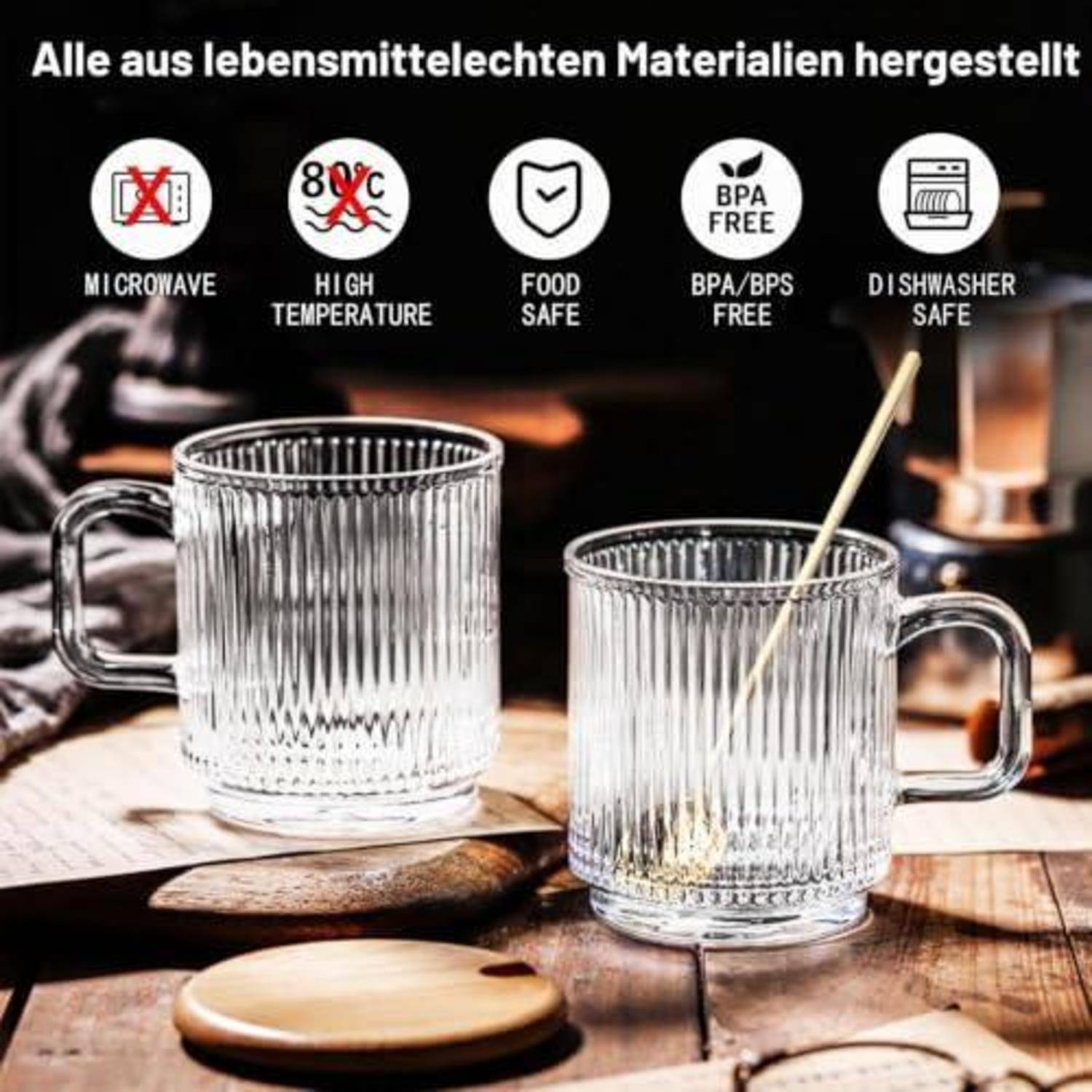 Zwei gerillte Glastassen mit Henkeln auf einem Holztisch, gezeigt als lebensmittelsicher, frei von BPA/BPS, spülmaschinenfest und nicht mikrowellen- oder hochtemperaturfest.