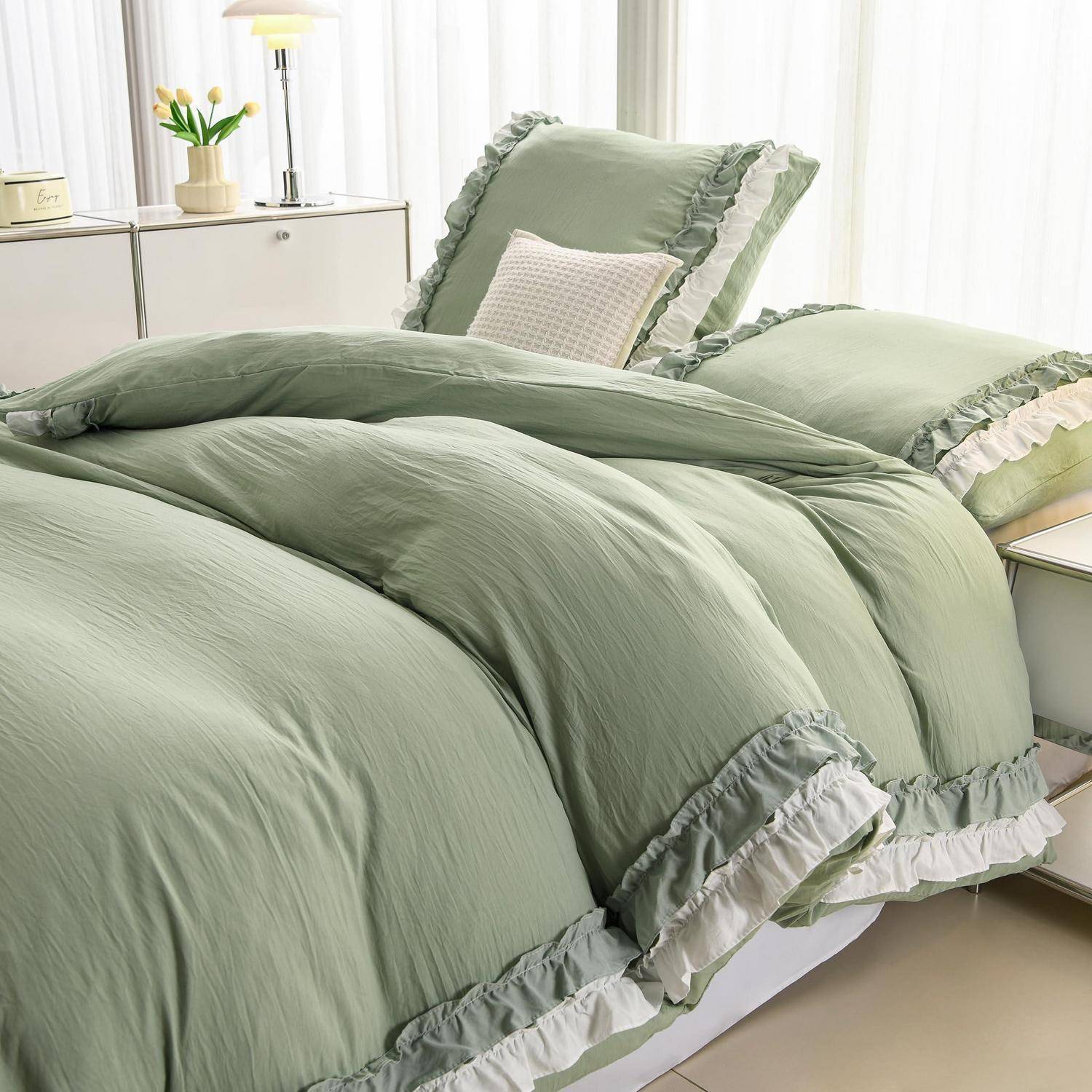 Hellgrünes gerüschtes Bettwäscheset auf einem ordentlich gemachten Bett in einem hellen Schlafzimmer, mit passenden Kissen und Bettdecke.