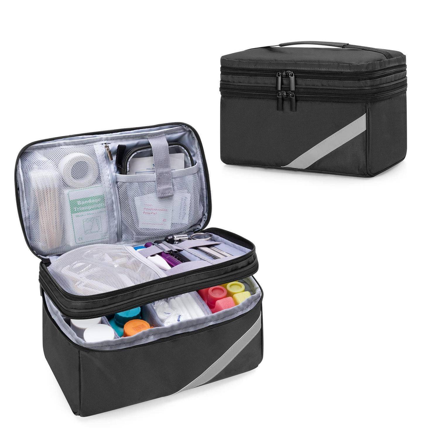 Schwarze isolierte Lunchbox mit Reißverschlusdeckel und reflektierendem Streifen, geschlossen und offen gezeigt mit mehreren Netztaschen und Fächern, die Behälter mit Lebensmitteln und Utensilien enthalten.