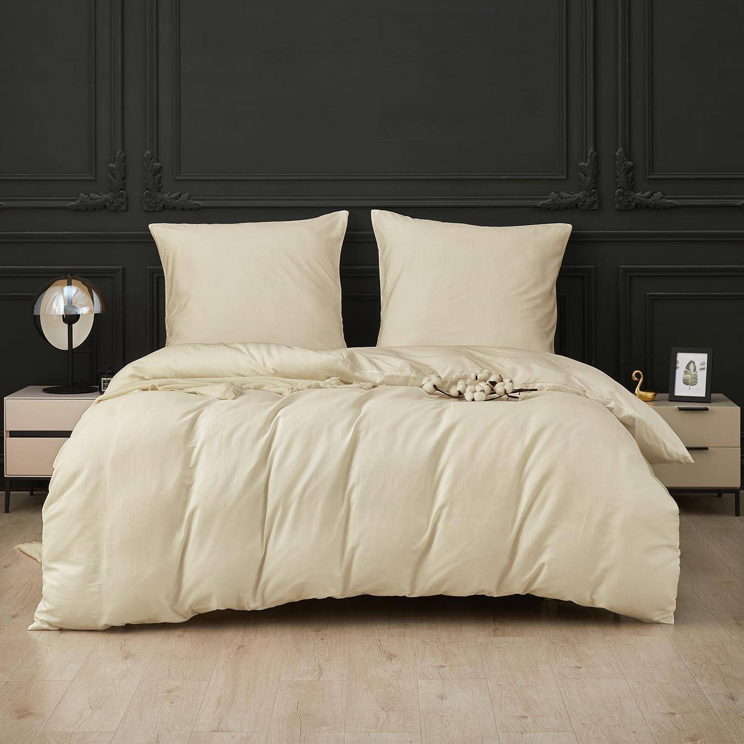 Cremefarbene Bettwäsche auf einem ordentlich gemachten Bett in einem modernen Schlafzimmer mit einer dunkel getäfelten Wand und passenden Nachttischen.