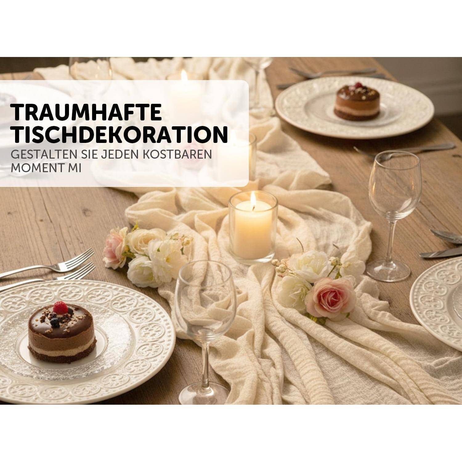 Stilvoller Esstisch mit Desserttellern, Kerze, Blumen und Weingläsern; Text lautet „TRAUMHAFTE TISCHDEKORATION" und „GESTALTEN SIE JEDEN KOSTBAREN MOMENT MI"