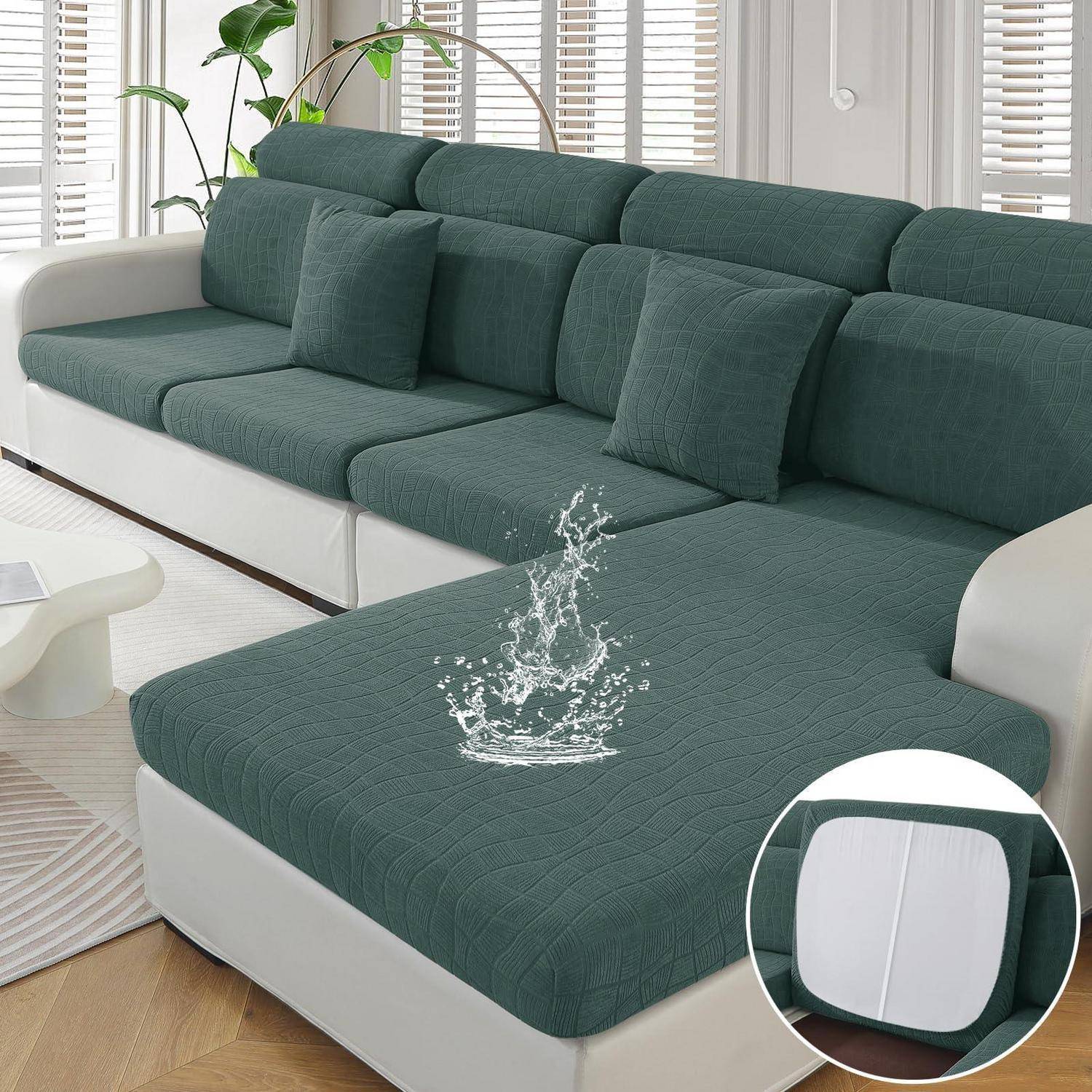 Grünes Ecksofa mit wasserabweisendem Bezug; die Detailansicht zeigt einen Reißverschluss.
