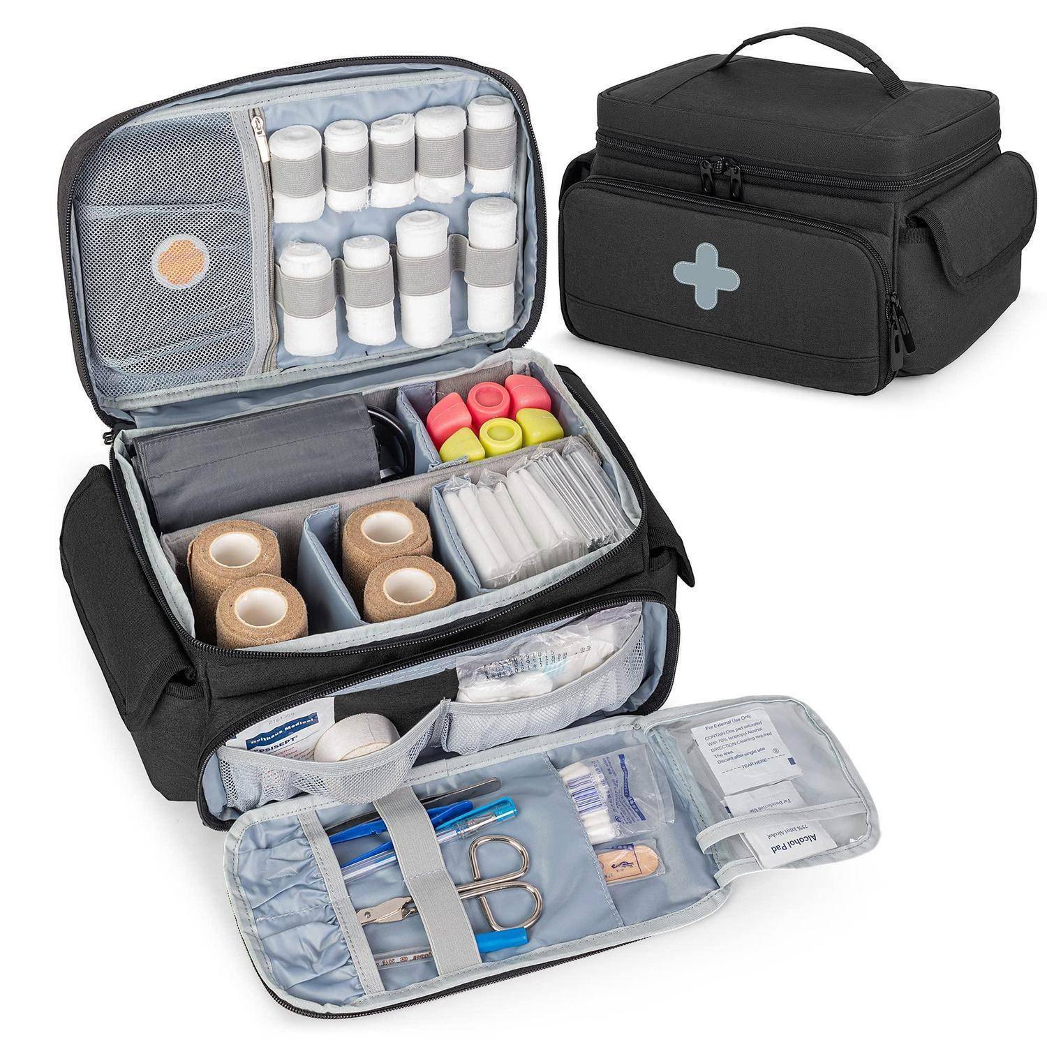 Schwarze isolierte medizinische Tasche mit mehreren Fächern, geöffnet mit organisierten Erste-Hilfe-Materialien und einer abnehmbaren Tasche mit transparentem Zugriff, plus geschlossene Außenansicht.