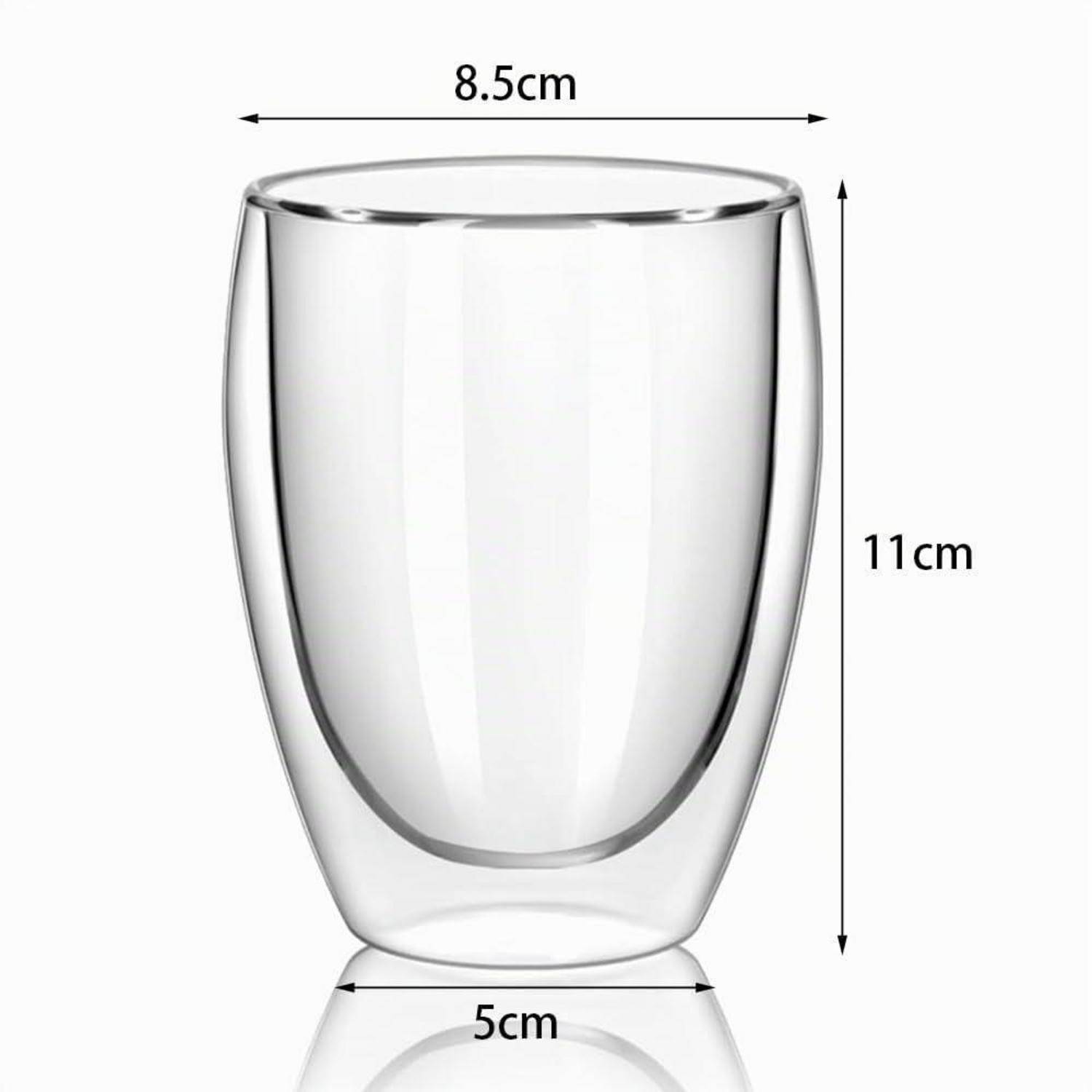 Durchsichtige doppelwandige Glastasse mit Maßen: 8,5 cm breit, 11 cm hoch, 5 cm Basisdurchmesser.