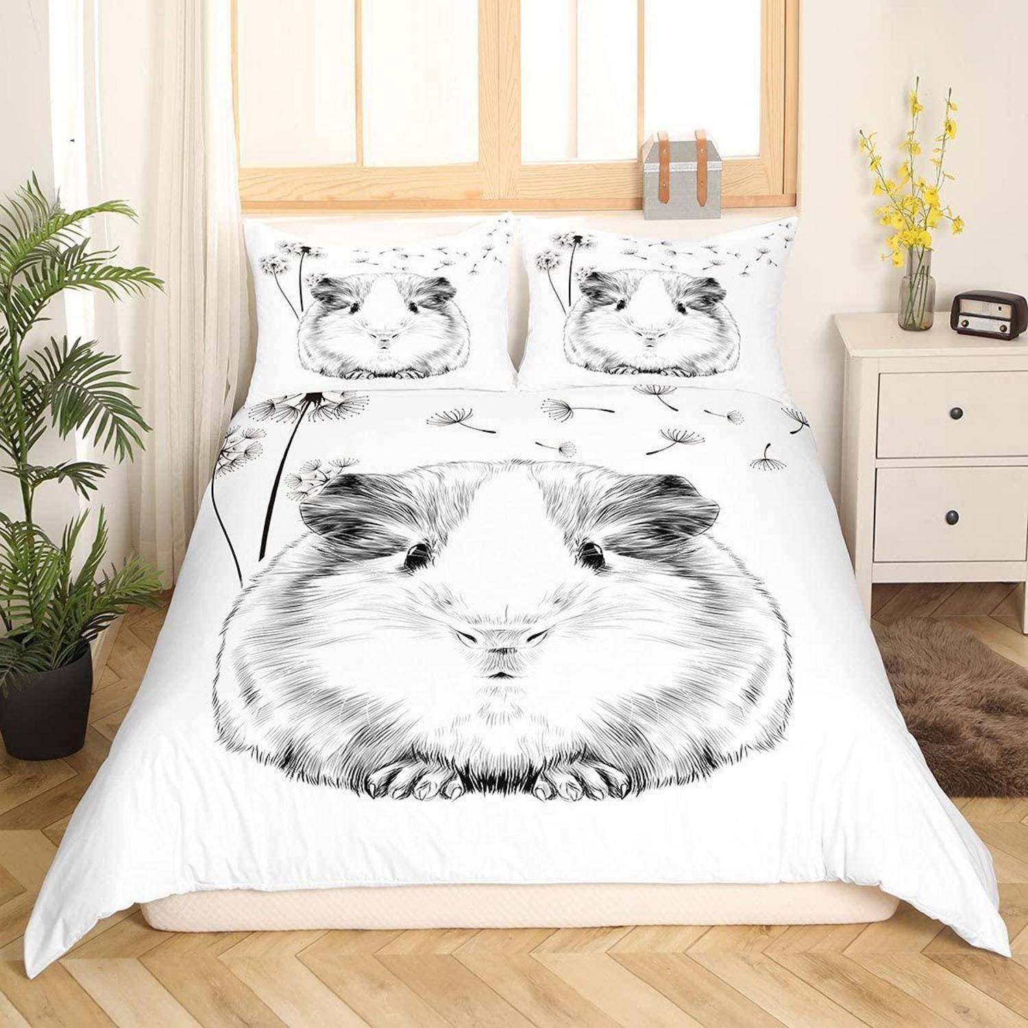 Bett mit weißer Bettwäsche, bedruckt mit schwarzen Strichzeichnungen von Meerschweingesichtern, und einem kleinen passenden Kissen in einem hellen Schlafzimmer.