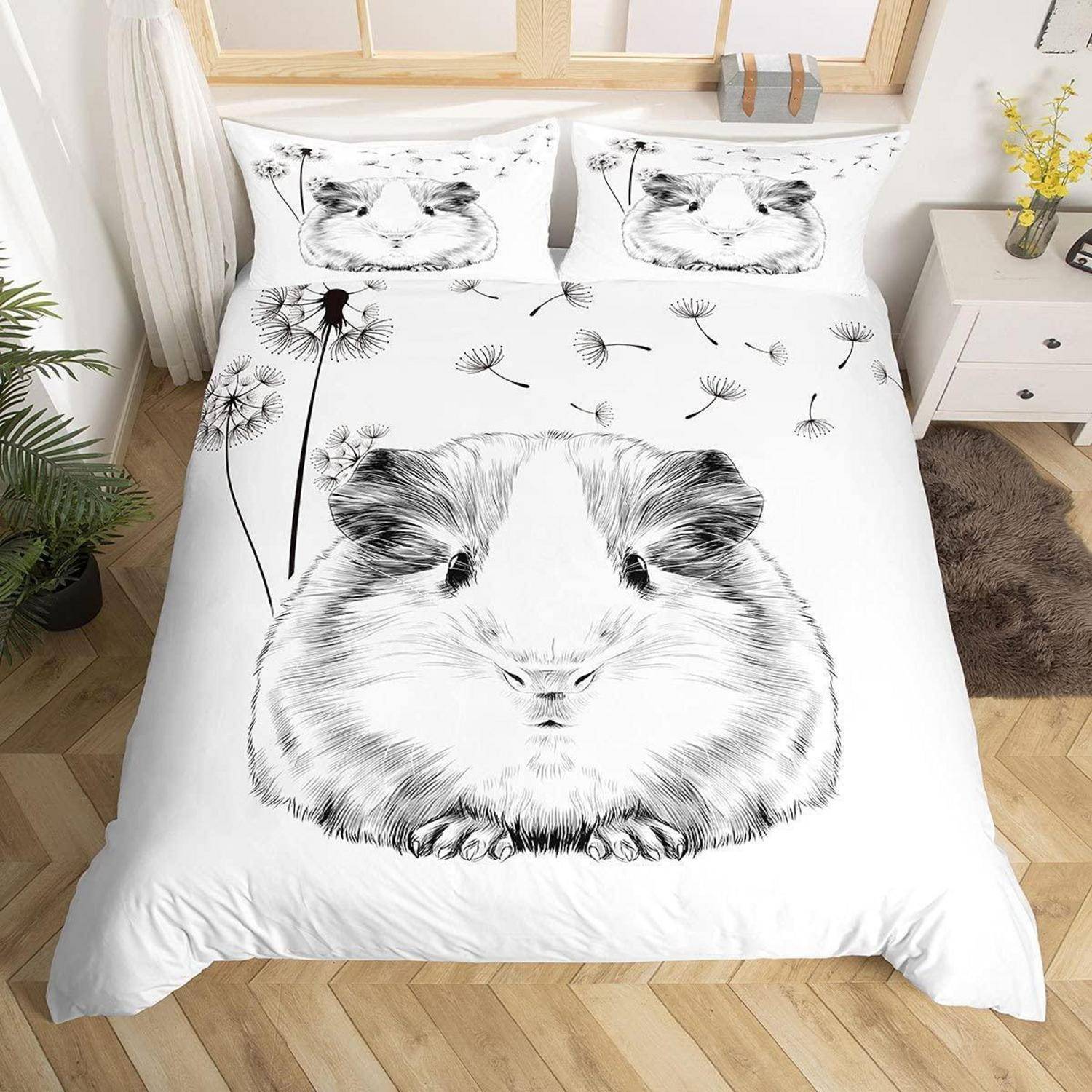 Weiße Bettwäsche mit einer großen schwarz-weißen Meerschweinchen-Illustration und Löwenzahnmotiven auf der Bettdecke und den Kissenbezügen.