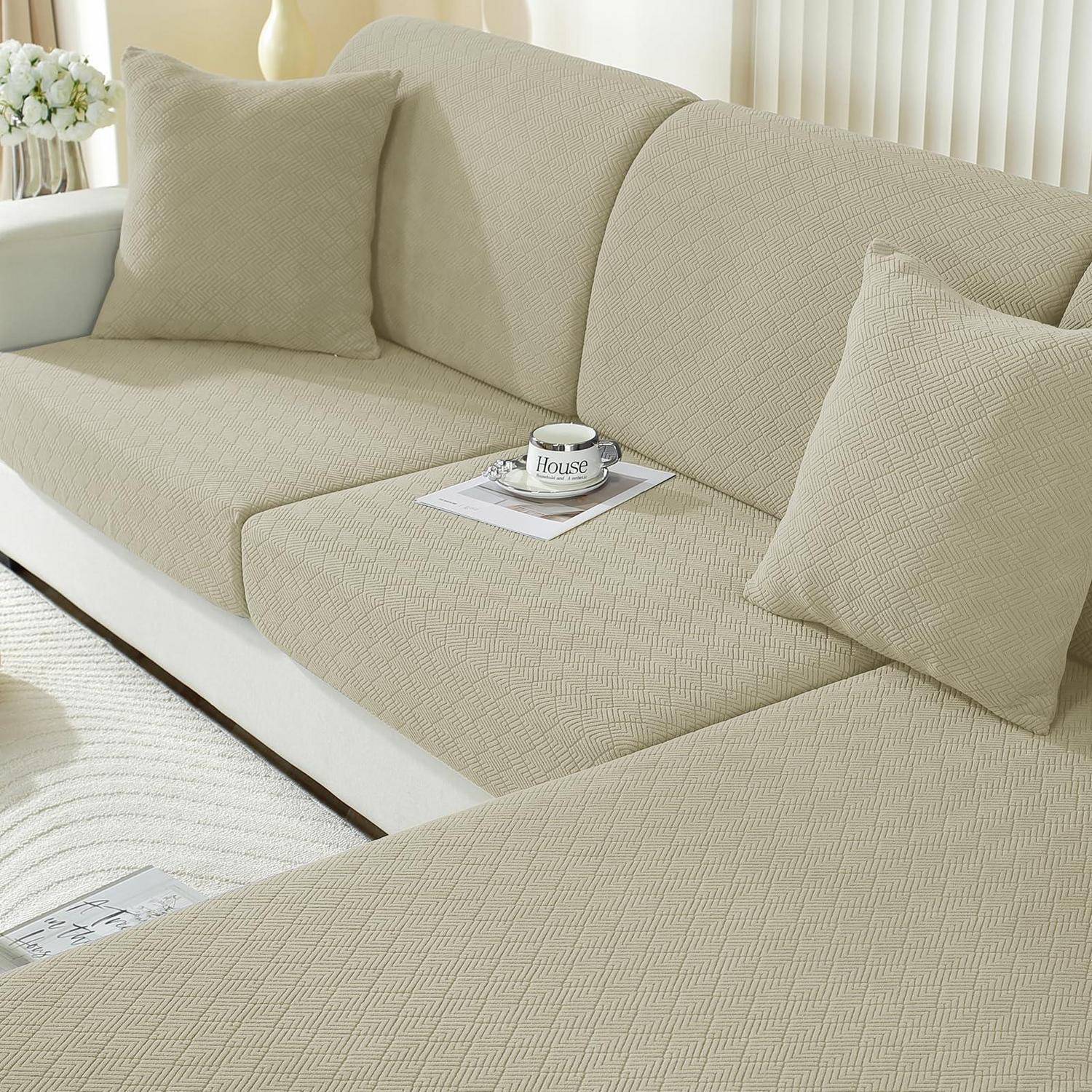 Beiges Ecksofa mit passenden Kissen und einer Tasse auf einem Tablett, gezeigt in einem hellen Wohnzimmer.