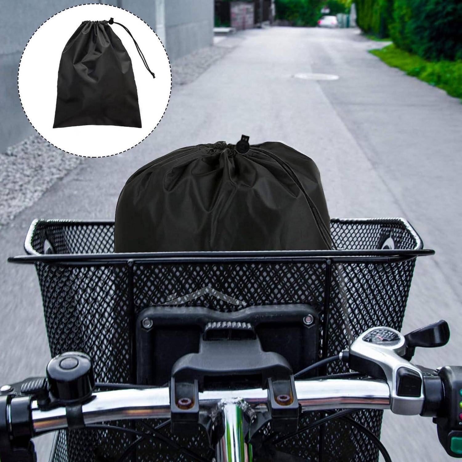 Schwarze Kordelzugbeutel in einem vorderen Fahrradkorb auf einer Straße, mit einer kleinen Einfügung, die die Tasche aufrecht und geschlossen zeigt.