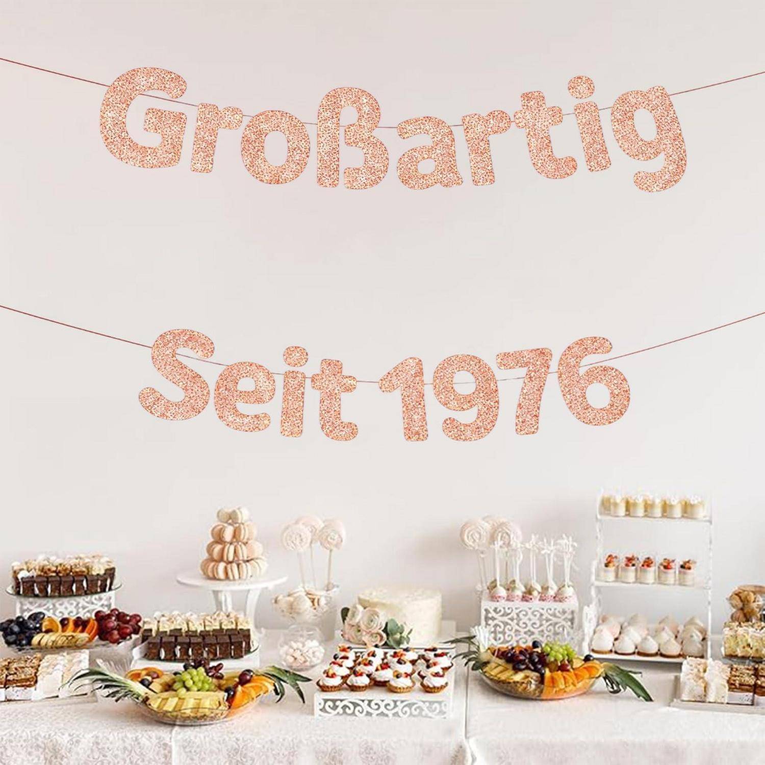 Festliches Dessertbuffet unter glitzerndem rosé-goldenem Banner mit der Aufschrift „GroBartig