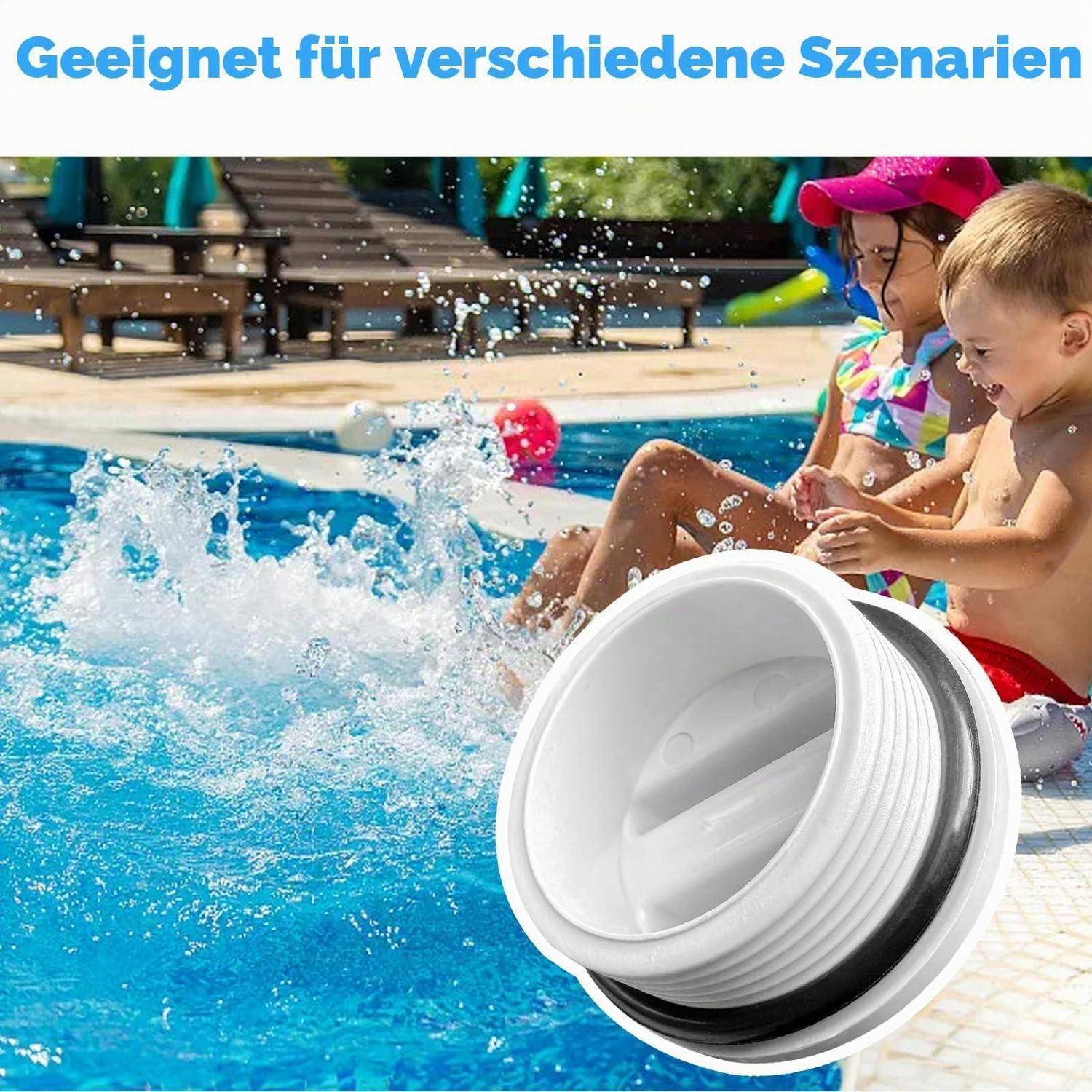 Kinder sitzen an einem Schwimmbecken, während Wasser spritzt; ein großer Gewinde-Poolstöpsel in Weiß ist im Vordergrund zu sehen.