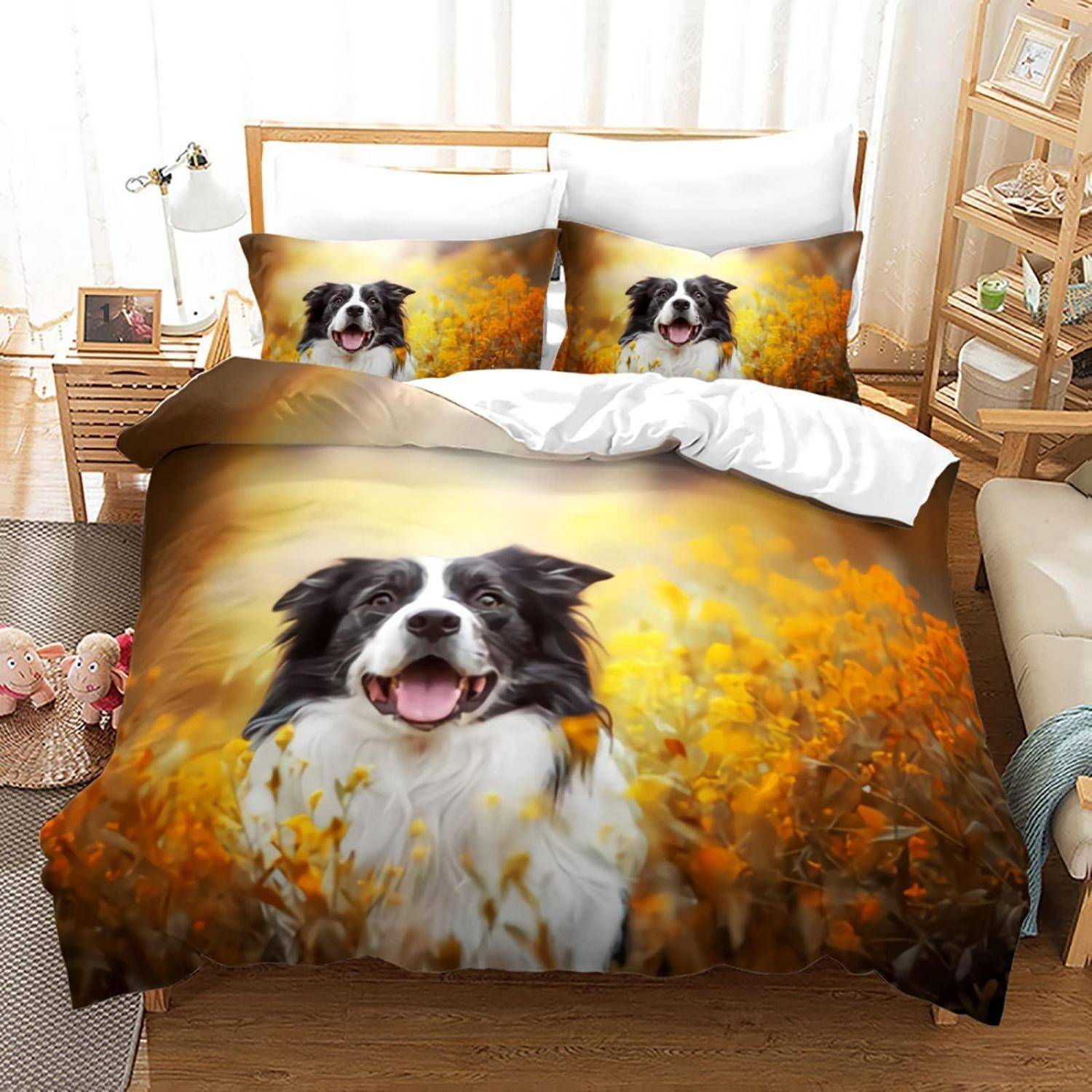 Bett mit hundebedruckter Bettwäsche, die einen schwarz-weißen Hund in einem goldenen Feld auf der Bettdecke und den Kissen zeigt.